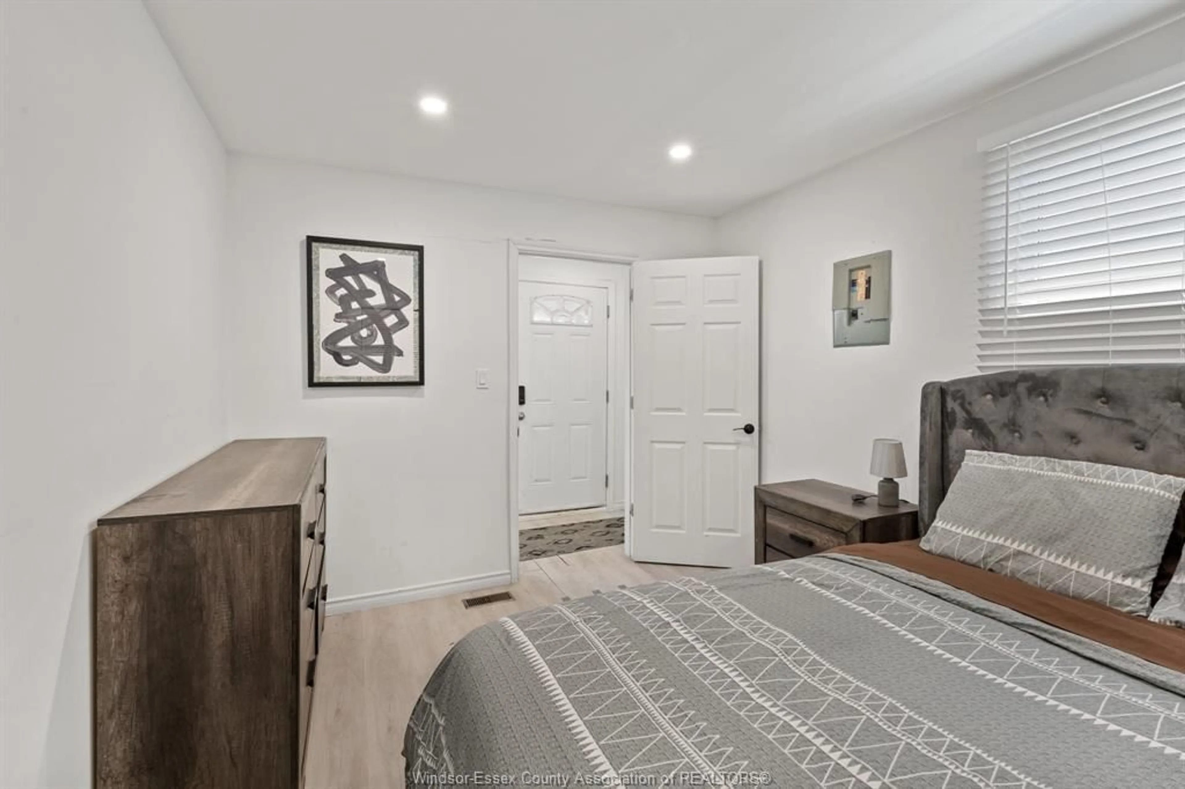 Indoor entryway for 1655 FORD Blvd, Windsor Ontario N8T 2C9