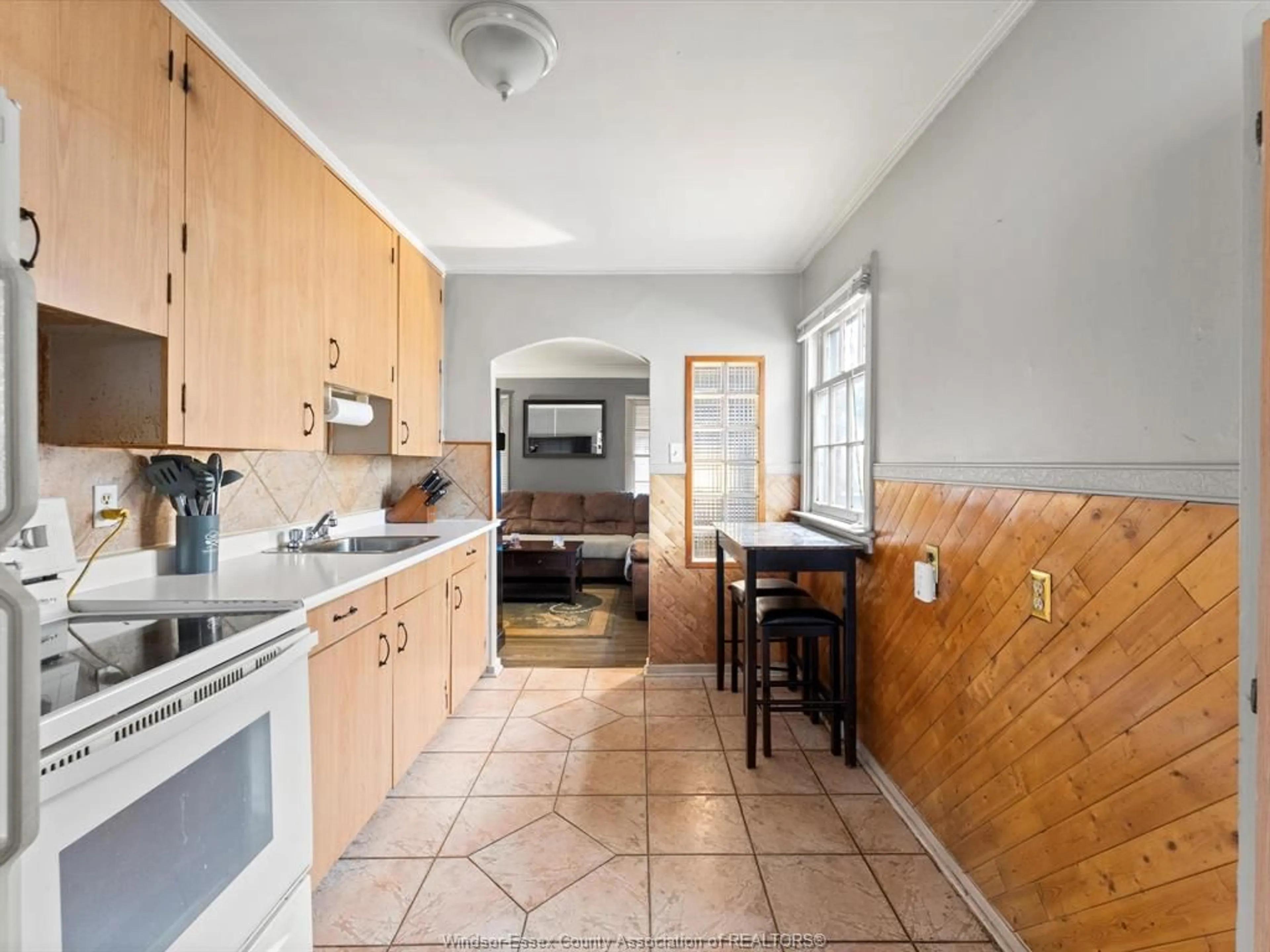 Standard kitchen, ceramic/tile floor for 1624 PRINCE Rd, Windsor Ontario N9C 3B7