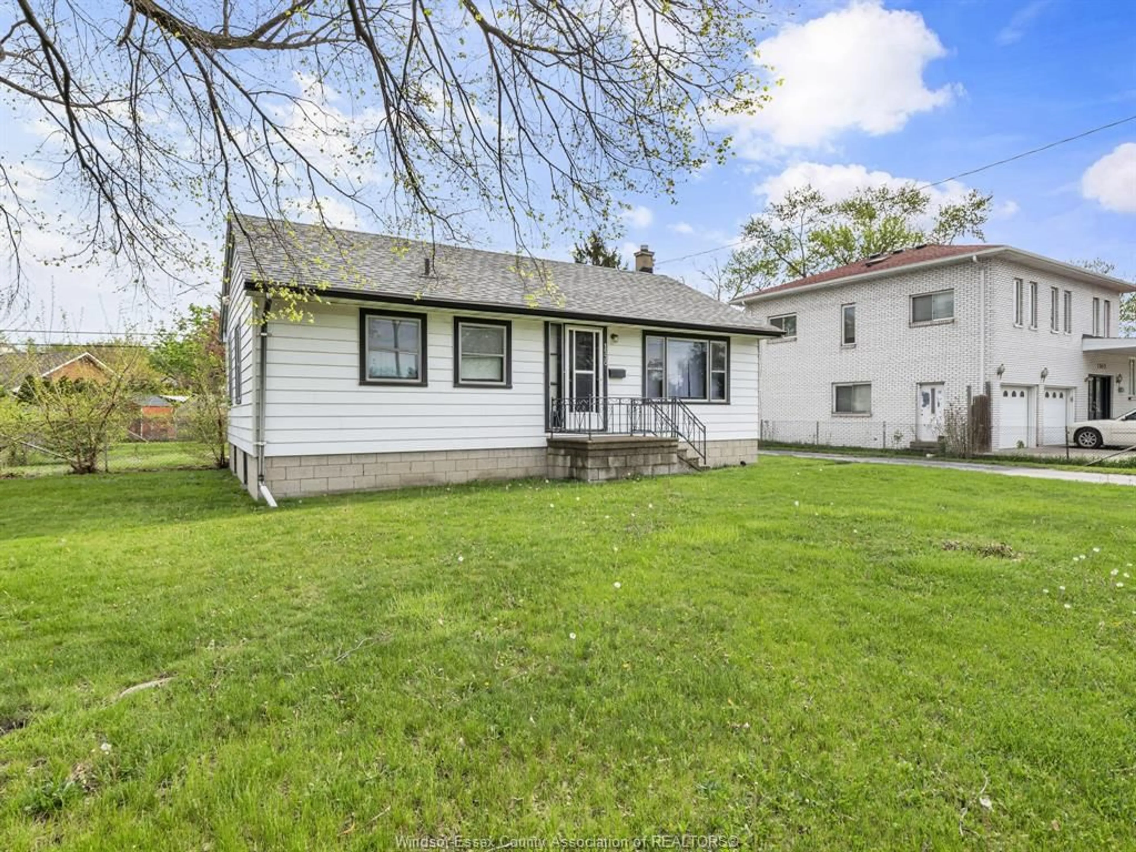 A pic from outside/outdoor area/front of a property/back of a property/a pic from drone, street for 1530 Campbell Ave, Windsor Ontario N9B 2K4