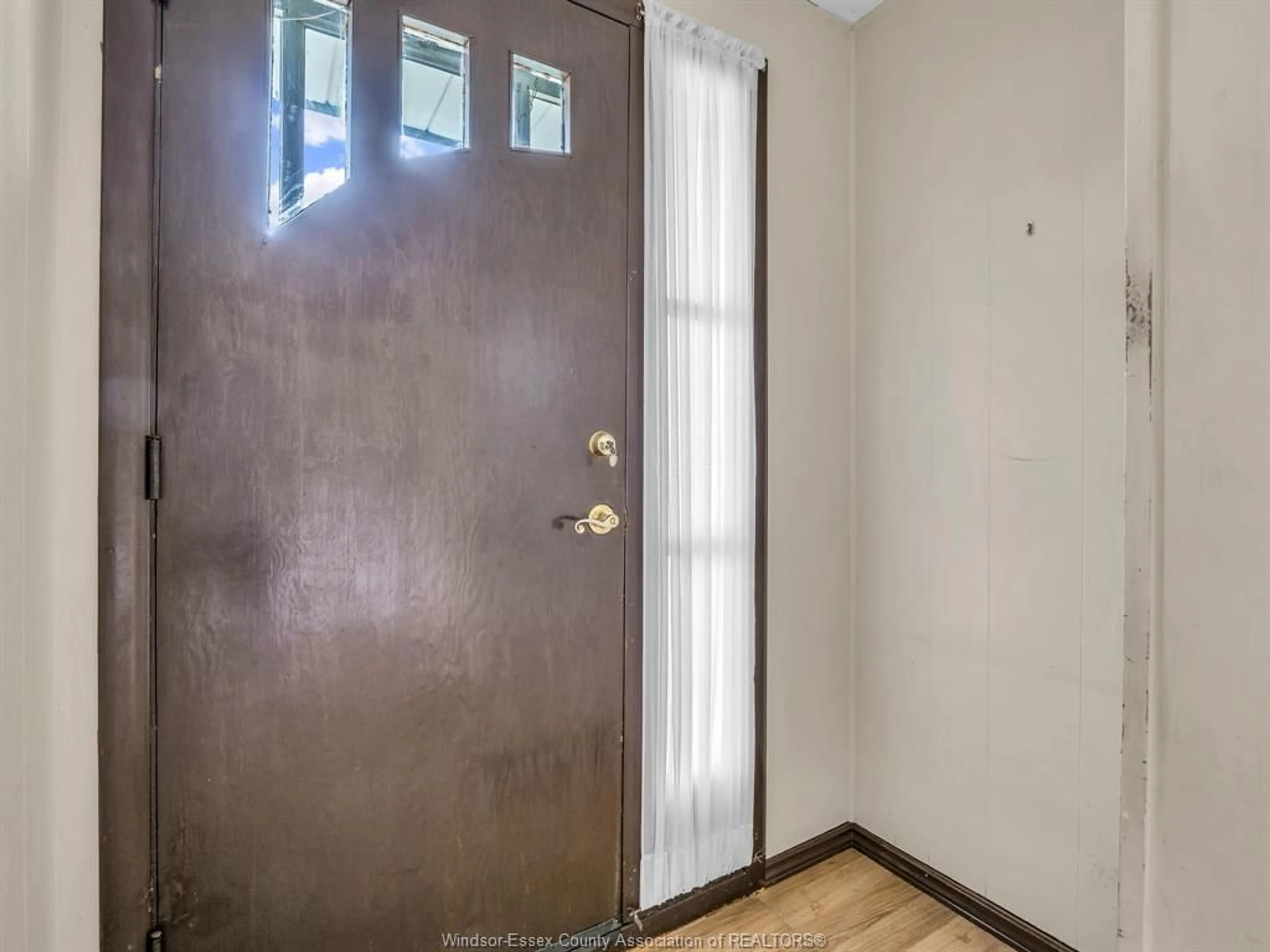 Indoor entryway for 1530 Campbell Ave, Windsor Ontario N9B 2K4