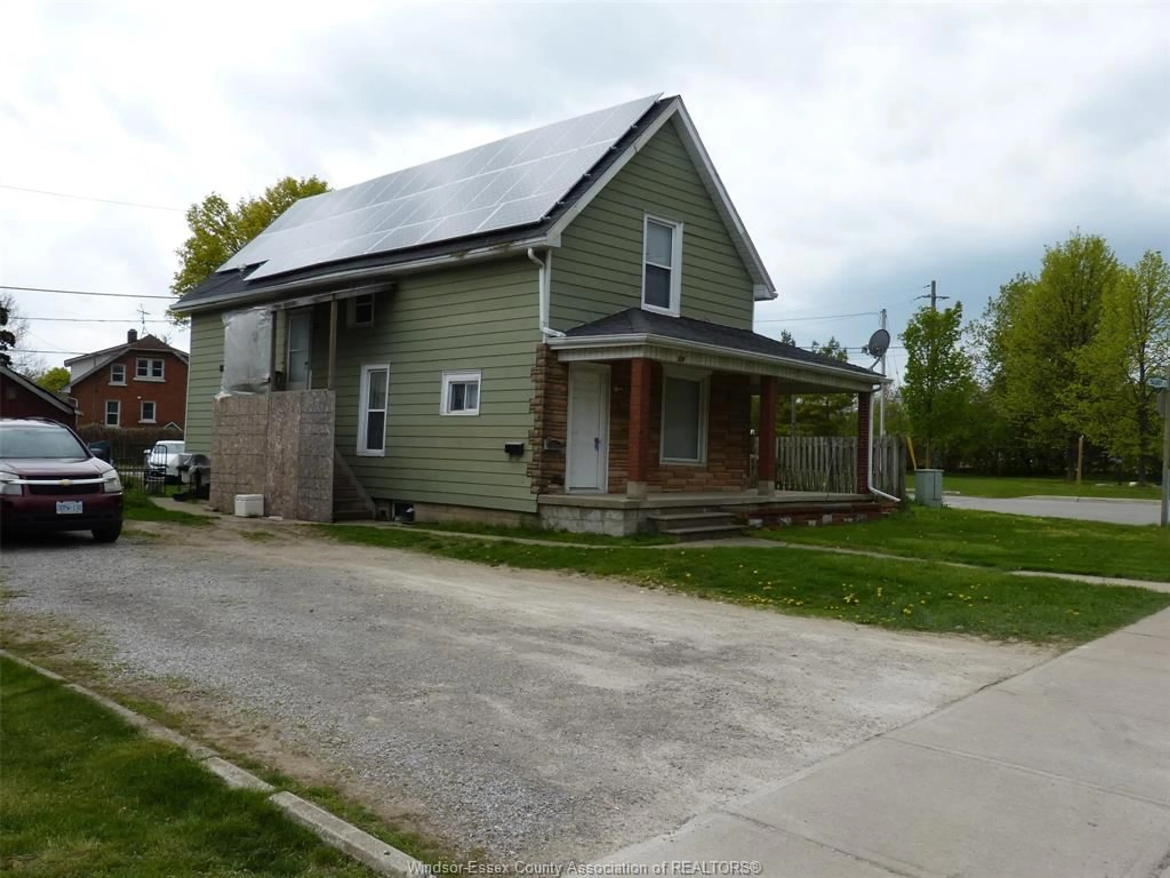 A pic from outside/outdoor area/front of a property/back of a property/a pic from drone, street for 124 TALBOT St, Leamington Ontario N8H 1M9