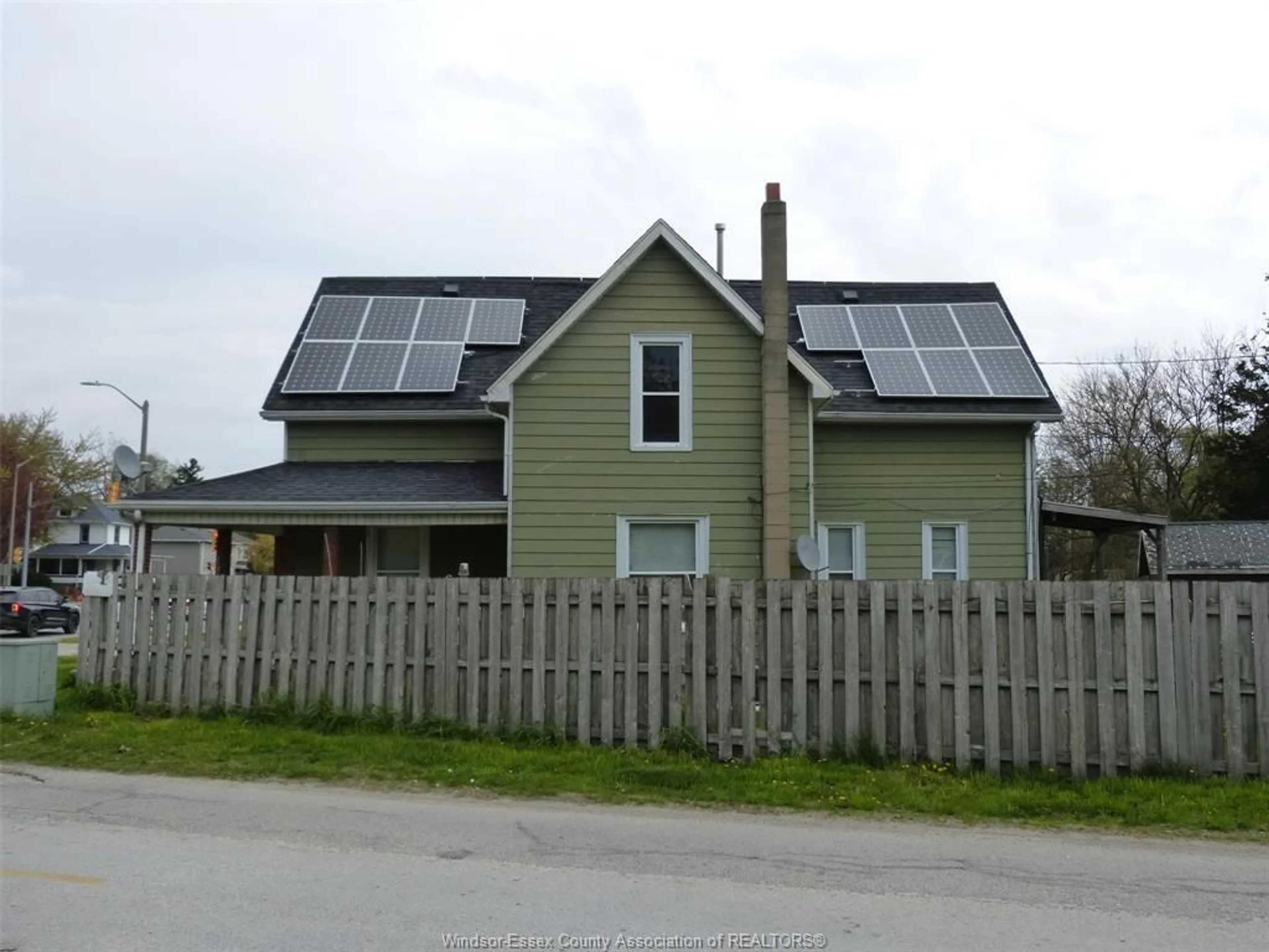 A pic from outside/outdoor area/front of a property/back of a property/a pic from drone, building for 124 TALBOT St, Leamington Ontario N8H 1M9