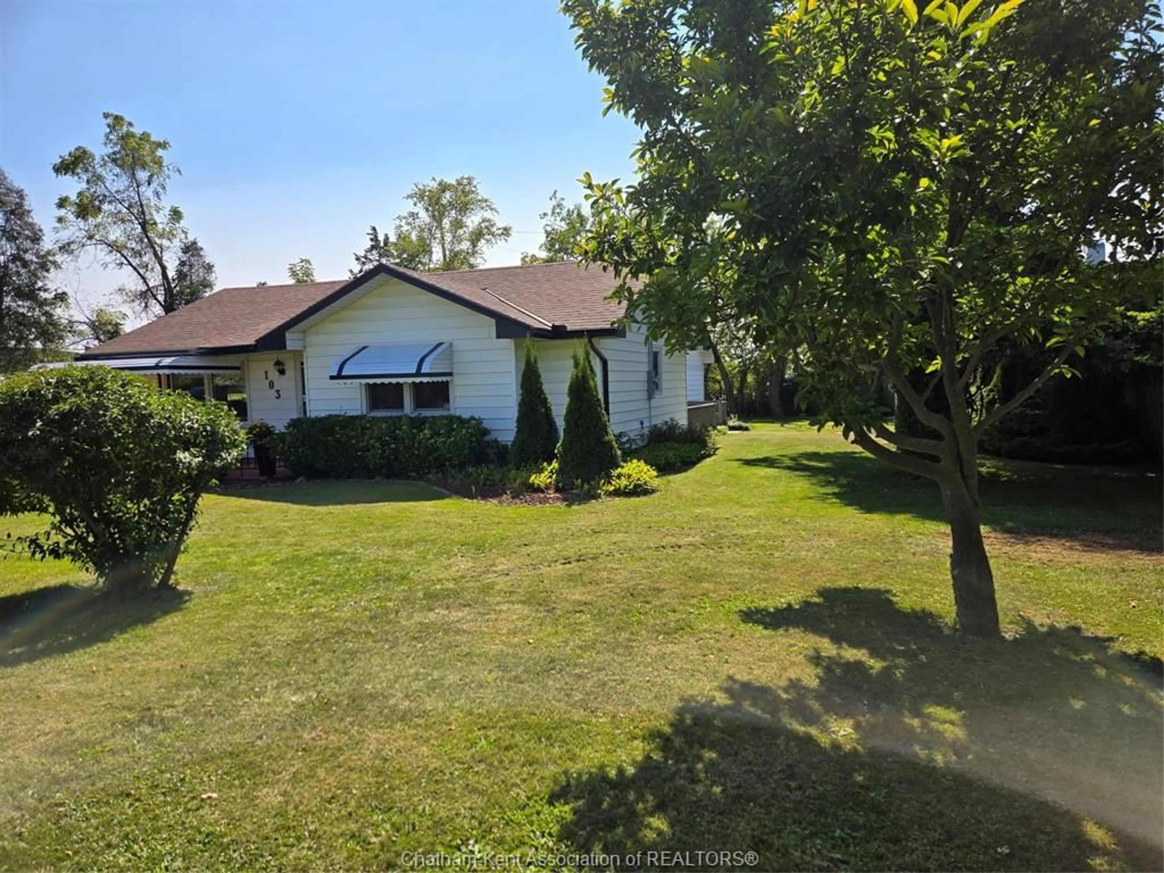 A pic from outside/outdoor area/front of a property/back of a property/a pic from drone, street for 103 Erie St, Ridgetown Ontario N0P 2C0