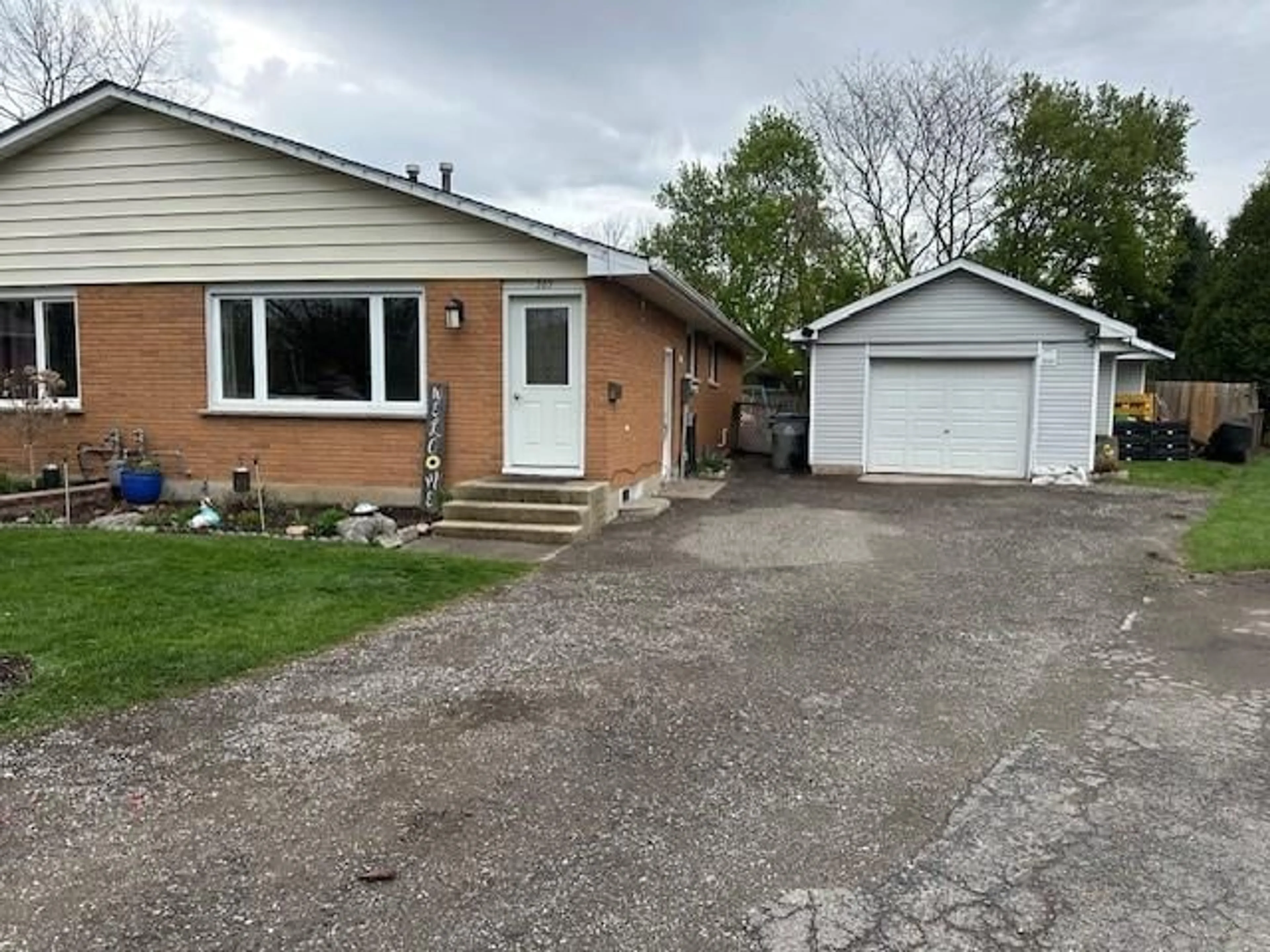 A pic from outside/outdoor area/front of a property/back of a property/a pic from drone, street for 365 MARTIN Cres, Strathroy Ontario N7G 3R3