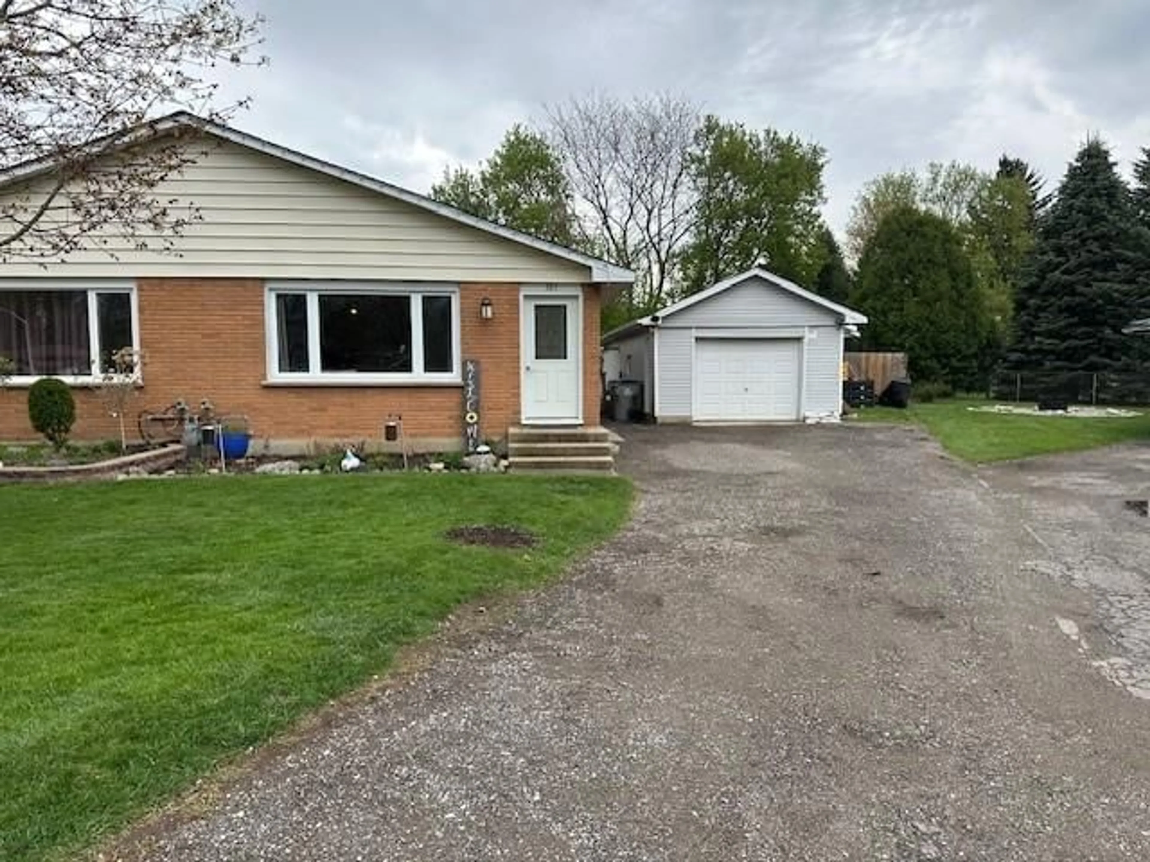 A pic from outside/outdoor area/front of a property/back of a property/a pic from drone, street for 365 MARTIN Cres, Strathroy Ontario N7G 3R3