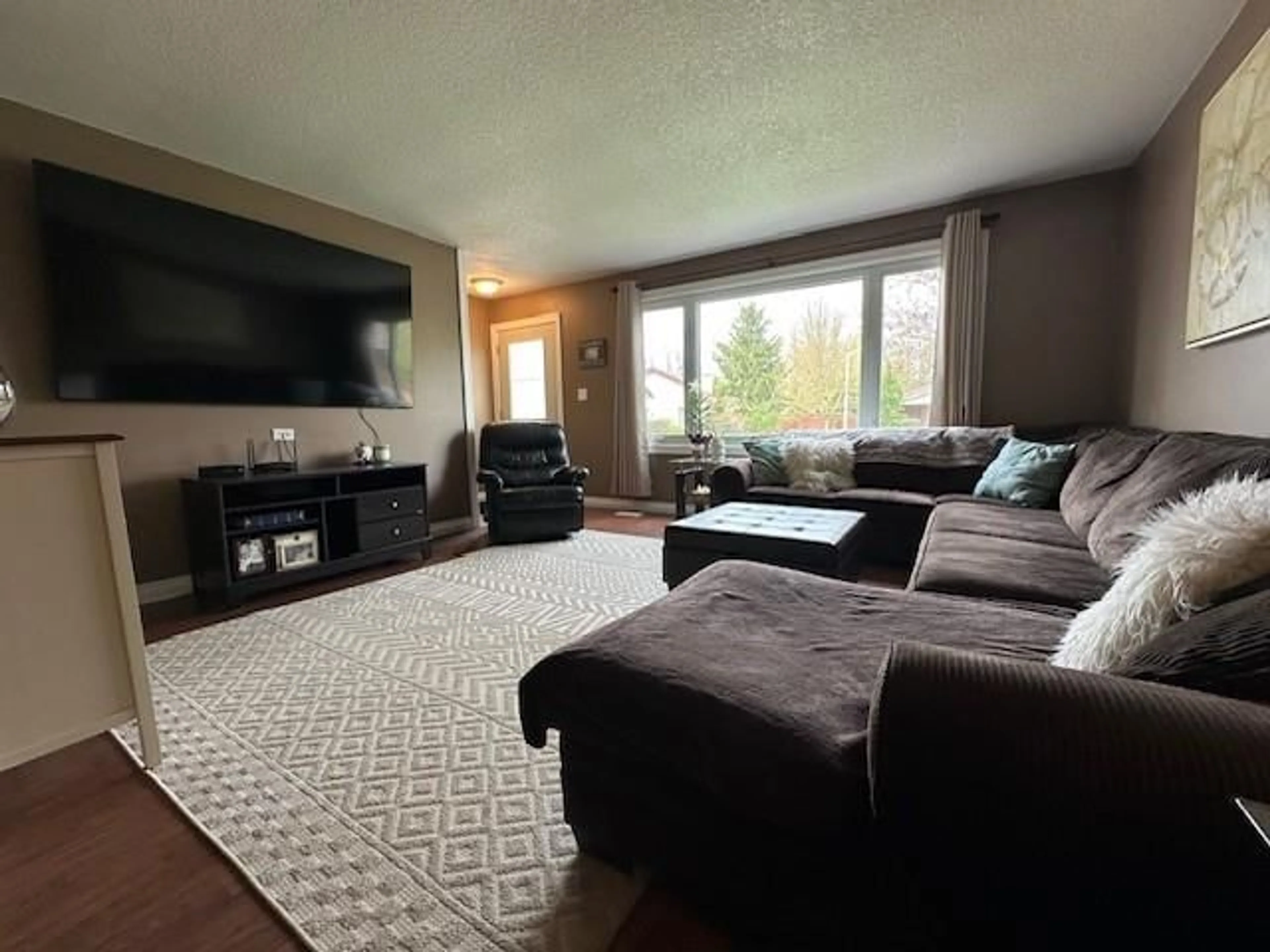 Living room with furniture, unknown for 365 MARTIN Cres, Strathroy Ontario N7G 3R3