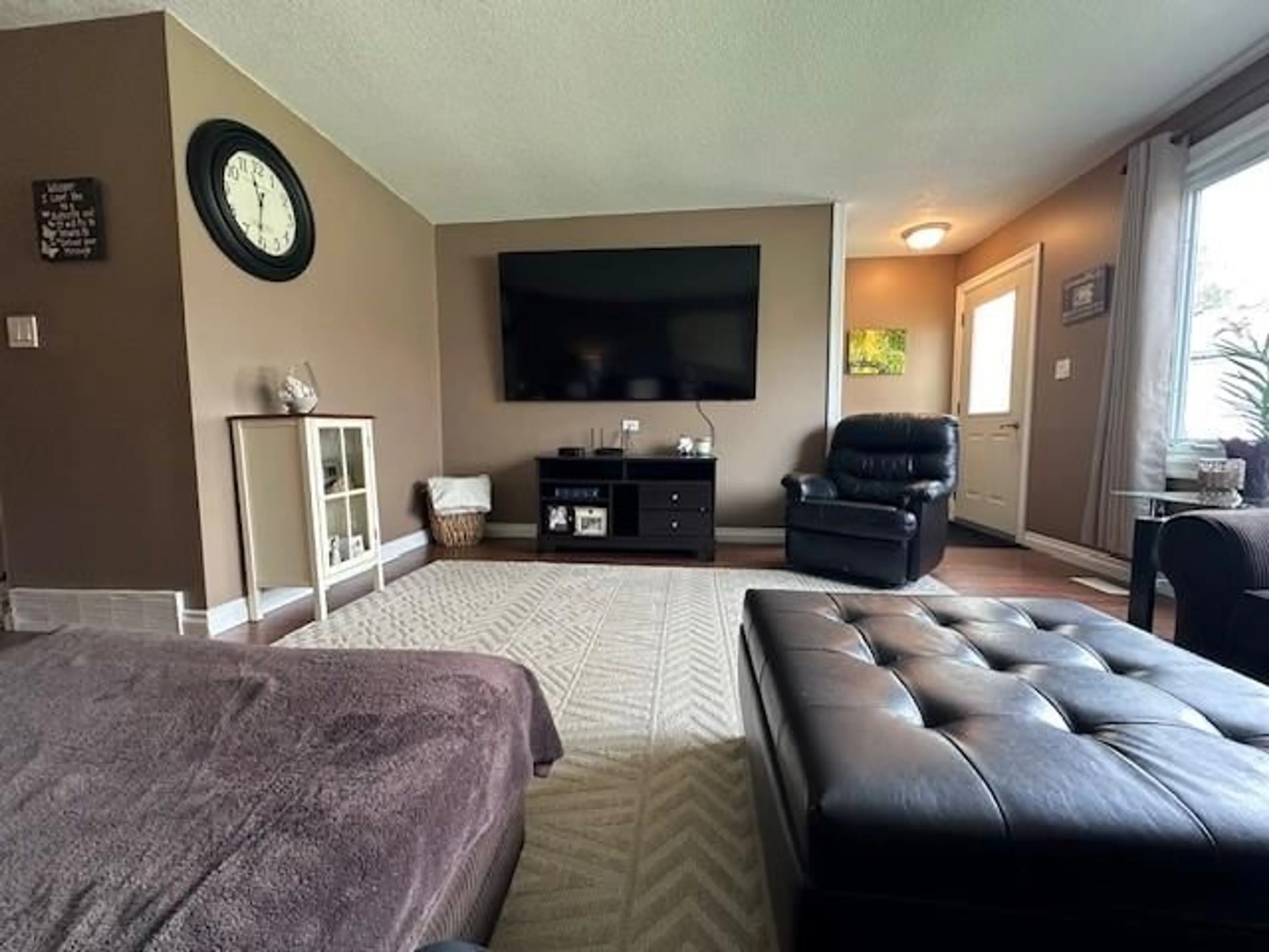 Living room with furniture, unknown for 365 MARTIN Cres, Strathroy Ontario N7G 3R3