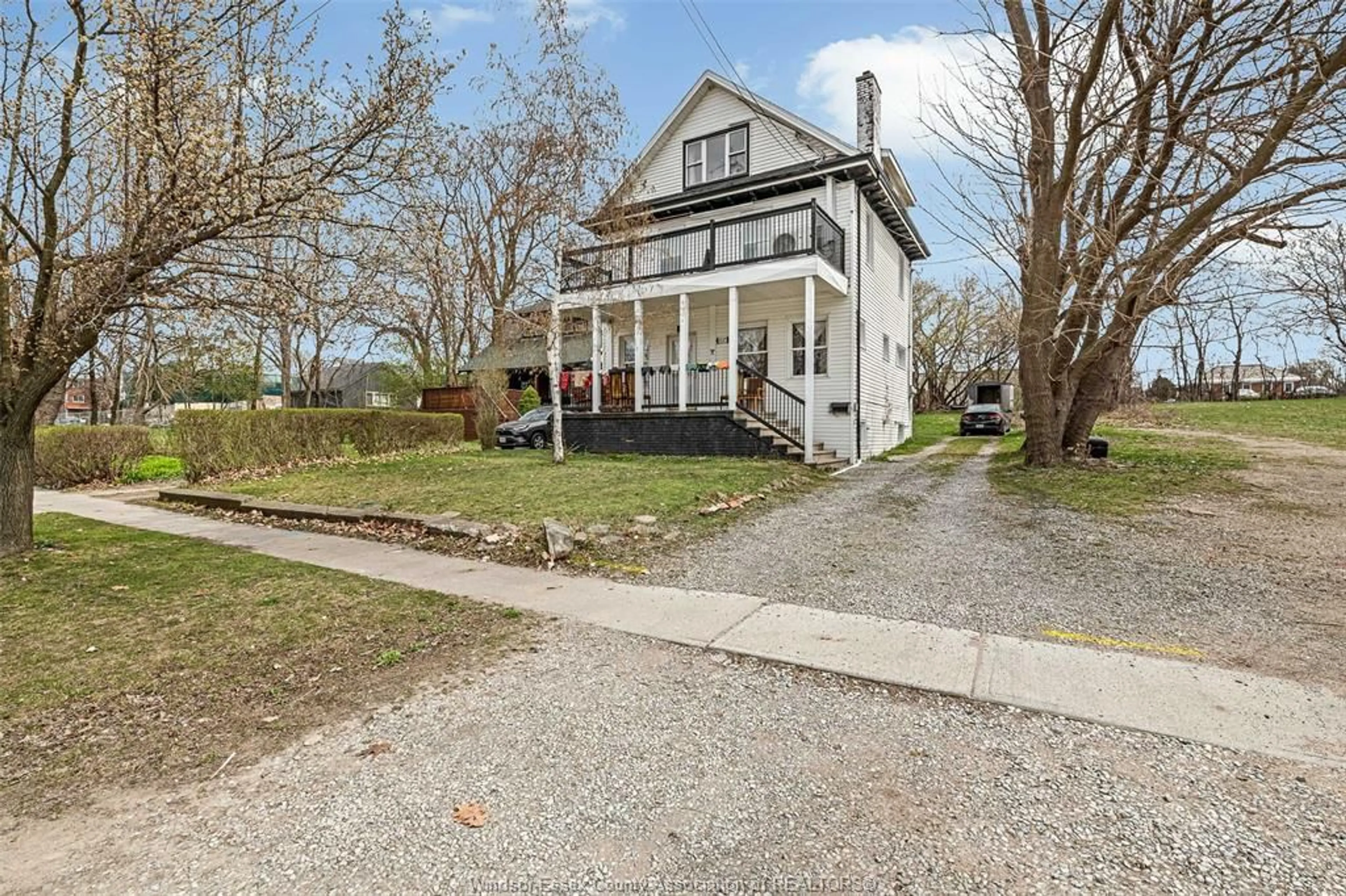 A pic from outside/outdoor area/front of a property/back of a property/a pic from drone, street for 3237 Russell St, Windsor Ontario N9C 1C1