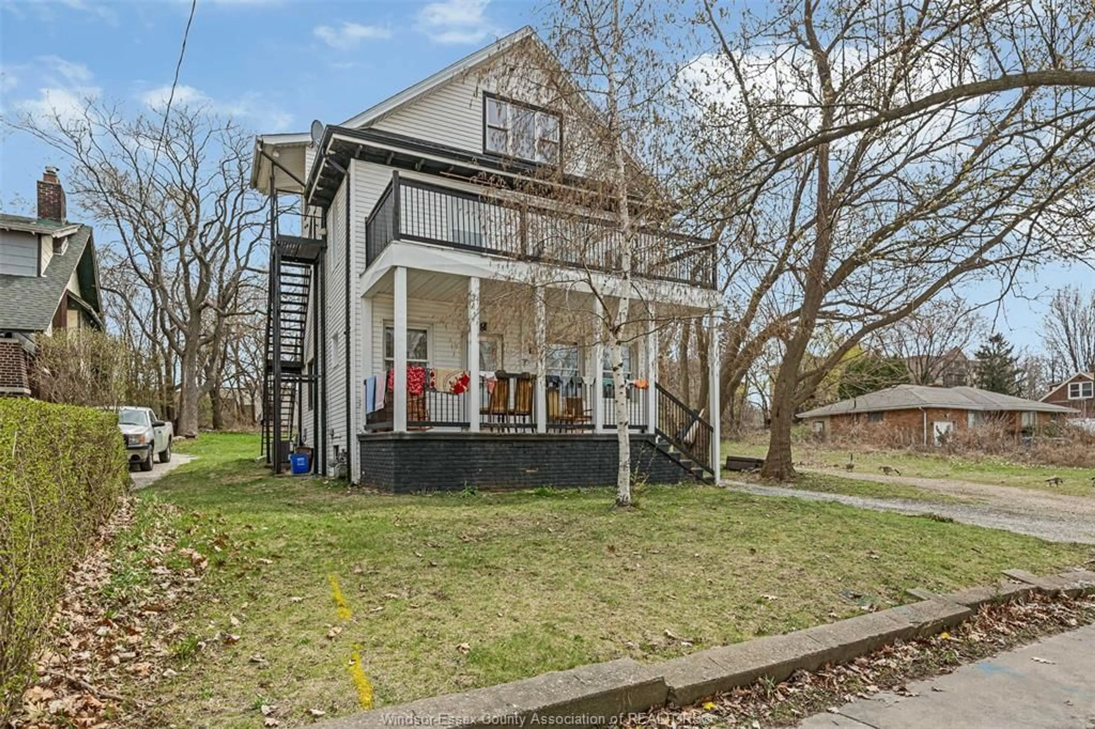 A pic from outside/outdoor area/front of a property/back of a property/a pic from drone, street for 3237 Russell St, Windsor Ontario N9C 1C1