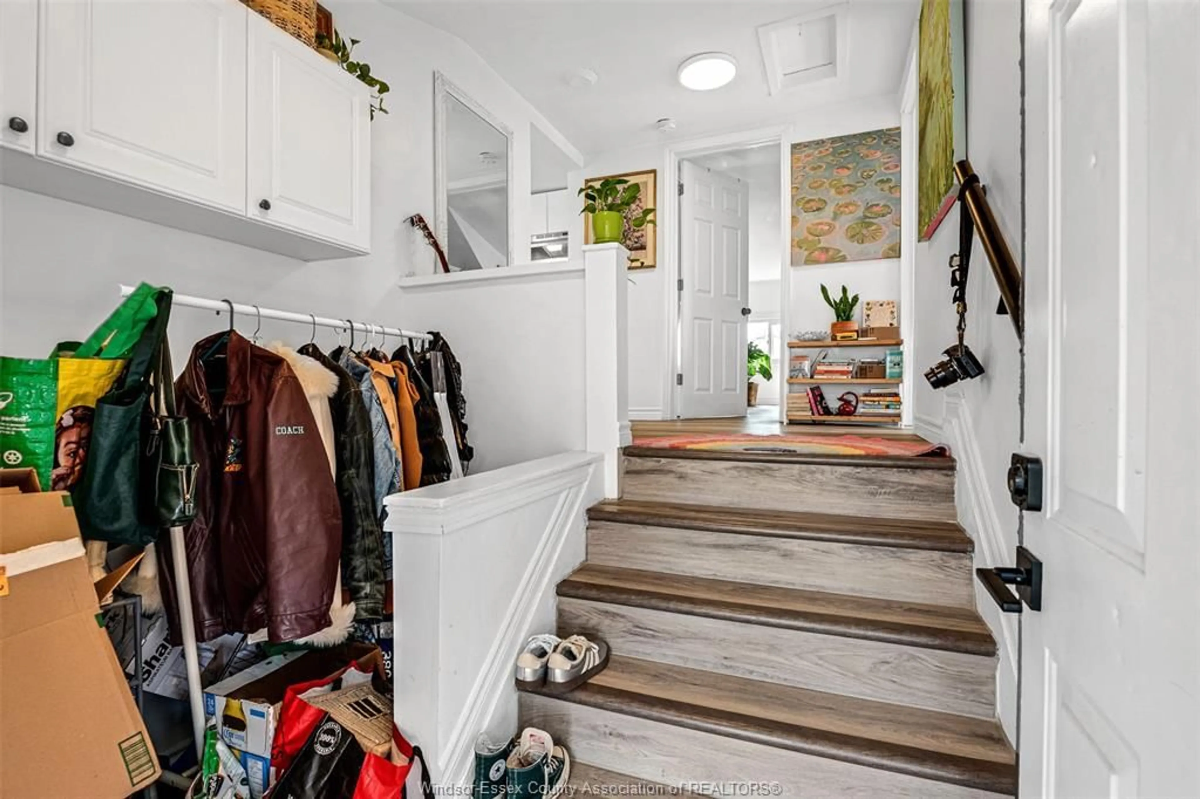 Indoor entryway for 3237 Russell St, Windsor Ontario N9C 1C1