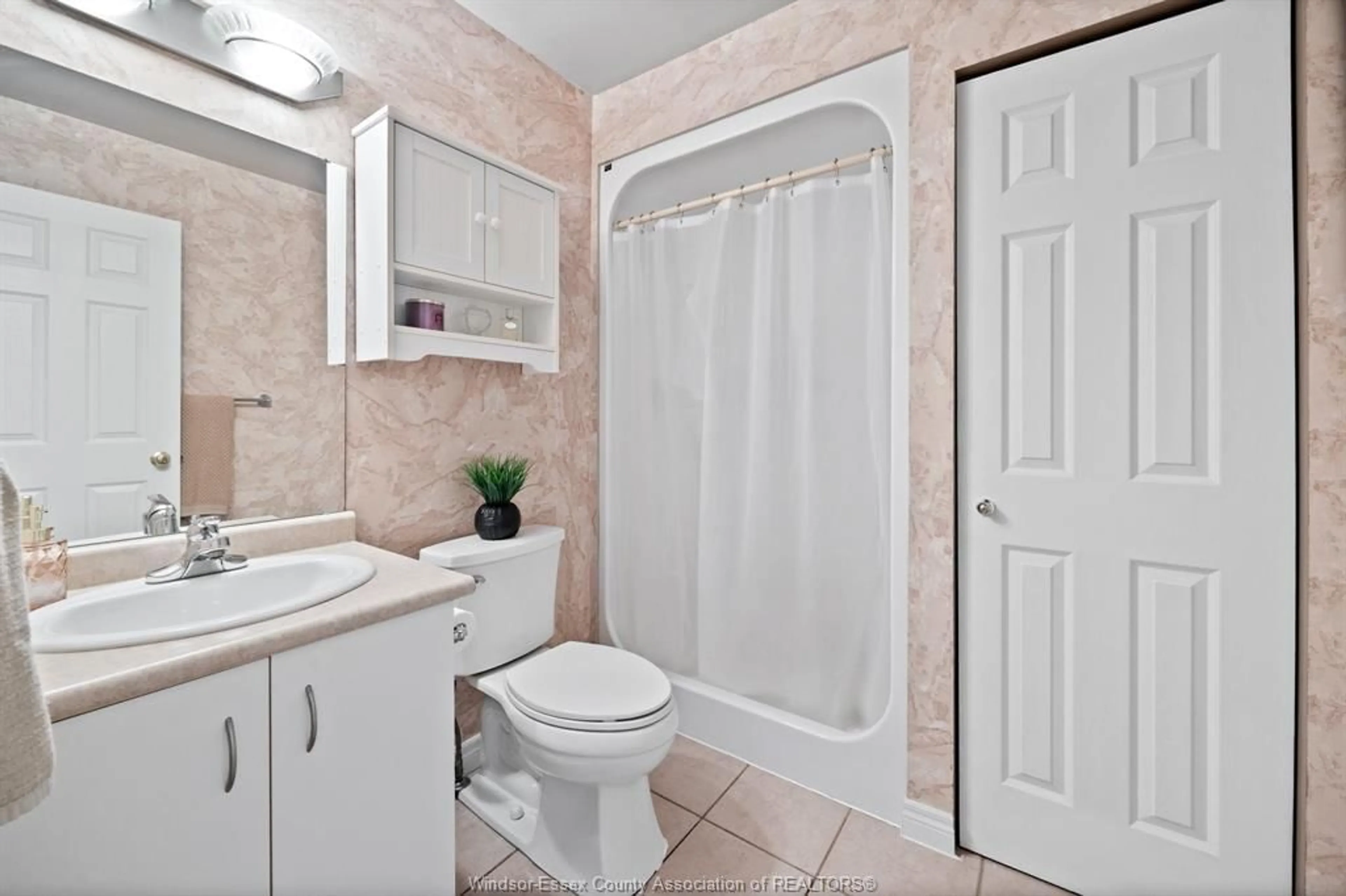 Standard bathroom, ceramic/tile floor for 1818 CASTLETON Ave, Windsor Ontario N8P 1P5