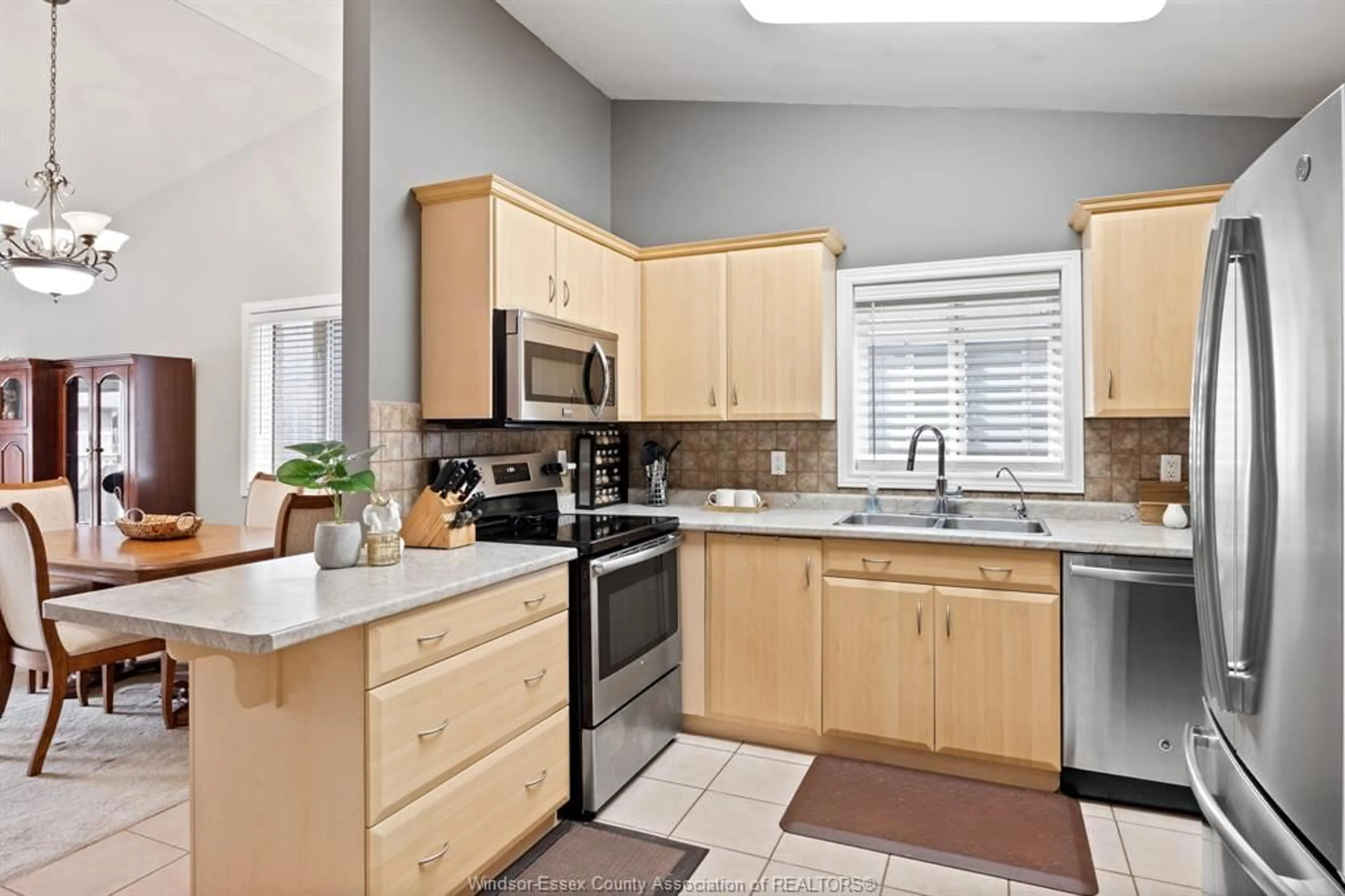 Standard kitchen, unknown for 1818 CASTLETON Ave, Windsor Ontario N8P 1P5
