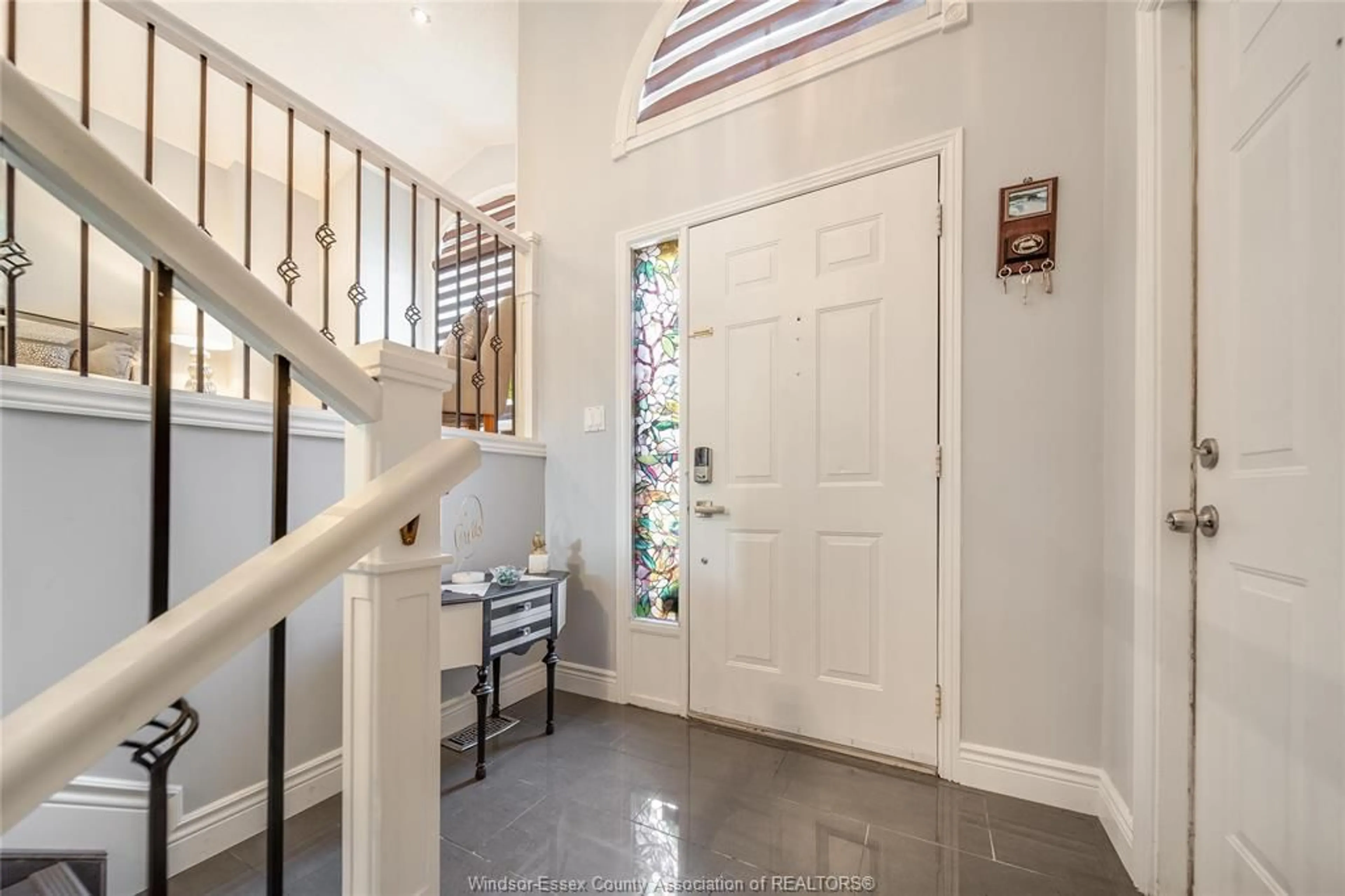 Indoor entryway for 2505 ST CLAIR Ave, Windsor Ontario N9E 4L9