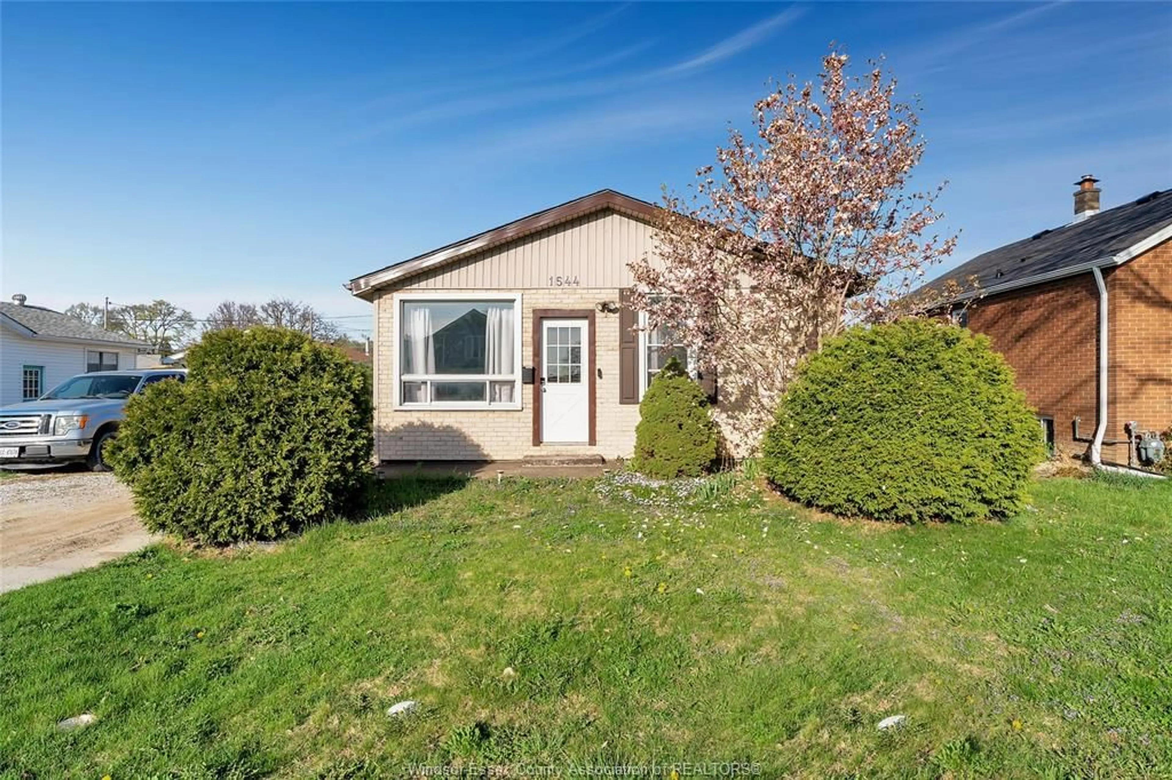 Unknown for 1544 MARK Ave, Windsor Ontario N9B 3G4
