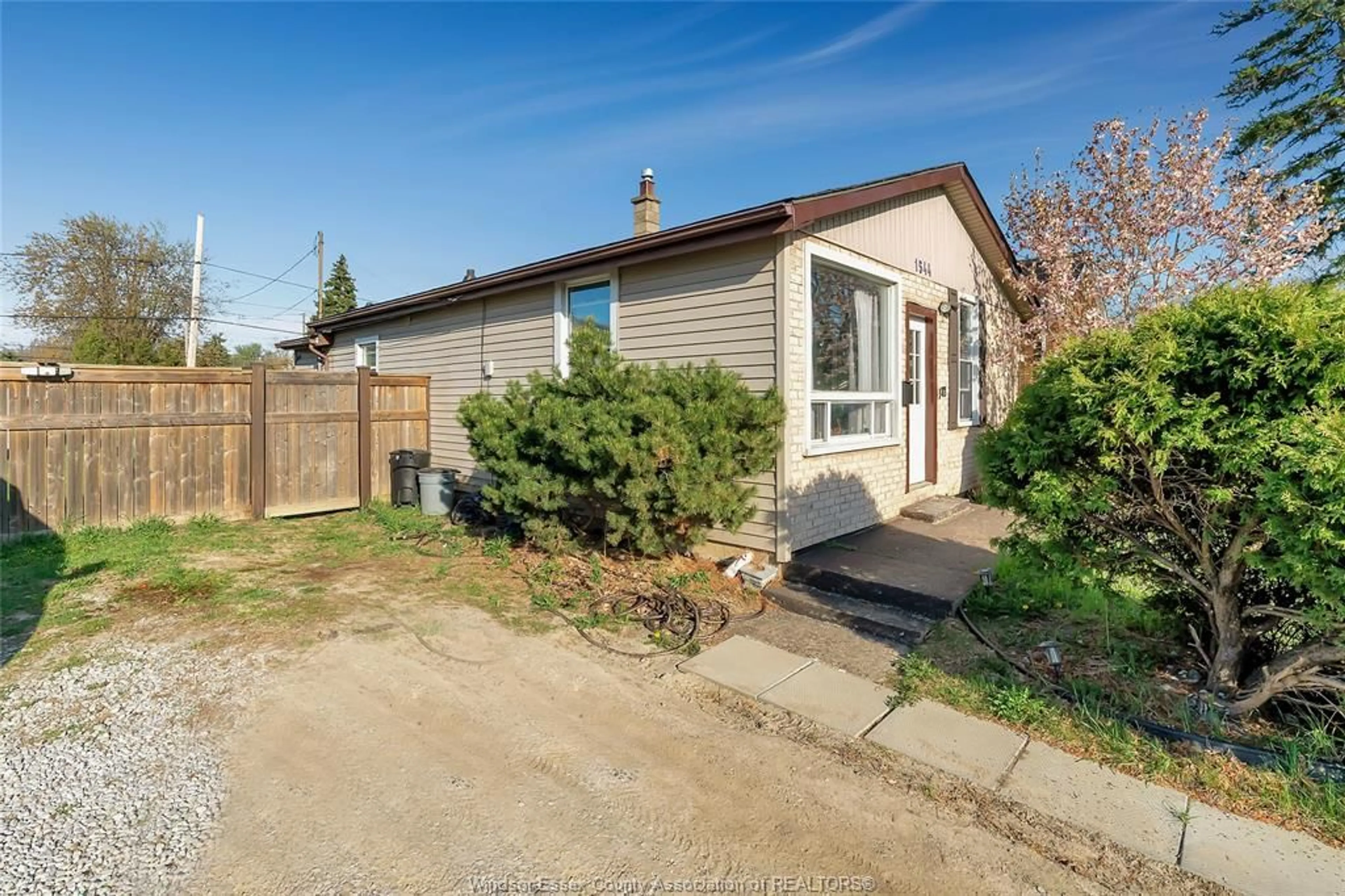 A pic from outside/outdoor area/front of a property/back of a property/a pic from drone, street for 1544 MARK Ave, Windsor Ontario N9B 3G4