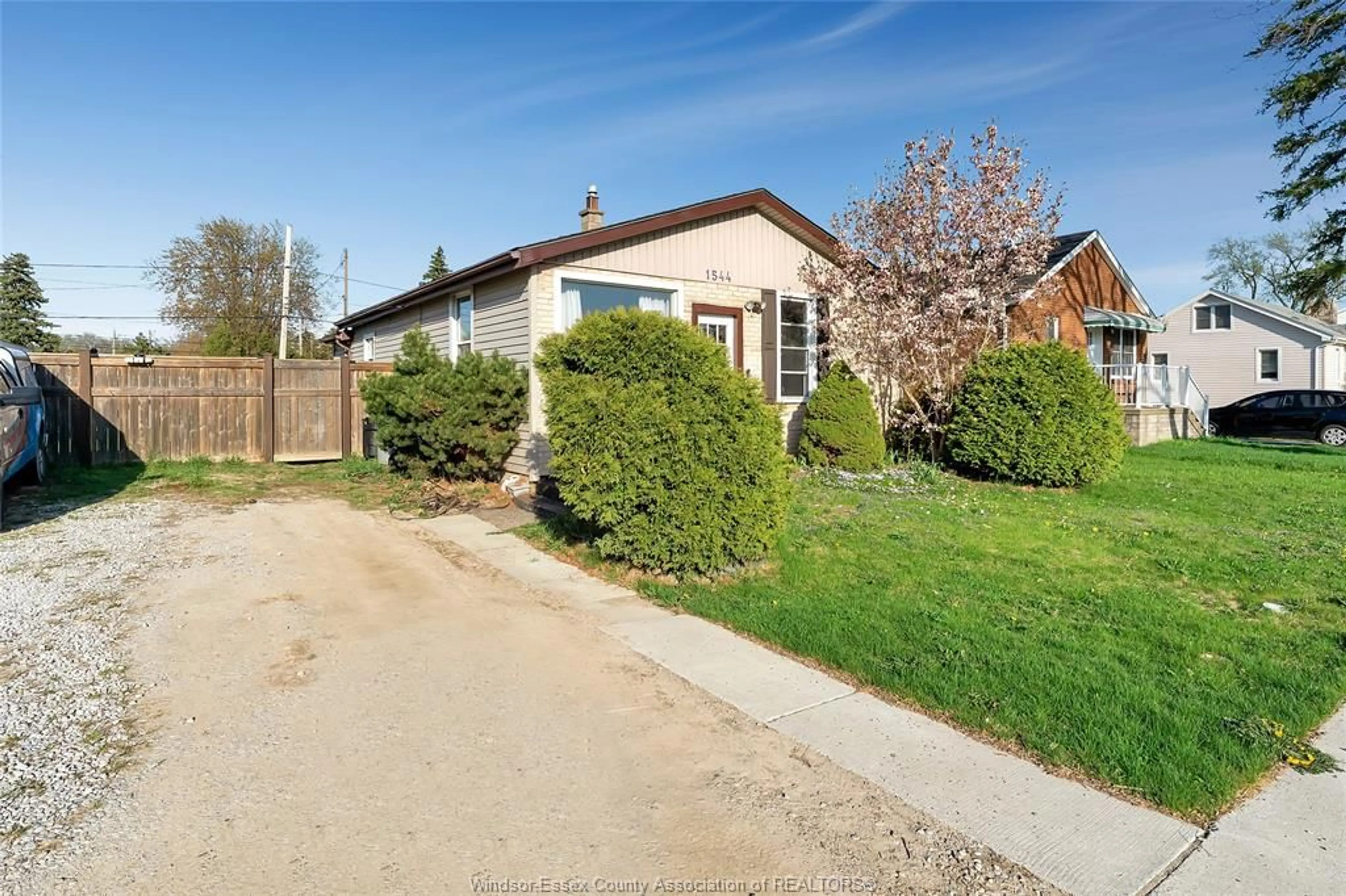 A pic from outside/outdoor area/front of a property/back of a property/a pic from drone, street for 1544 MARK Ave, Windsor Ontario N9B 3G4
