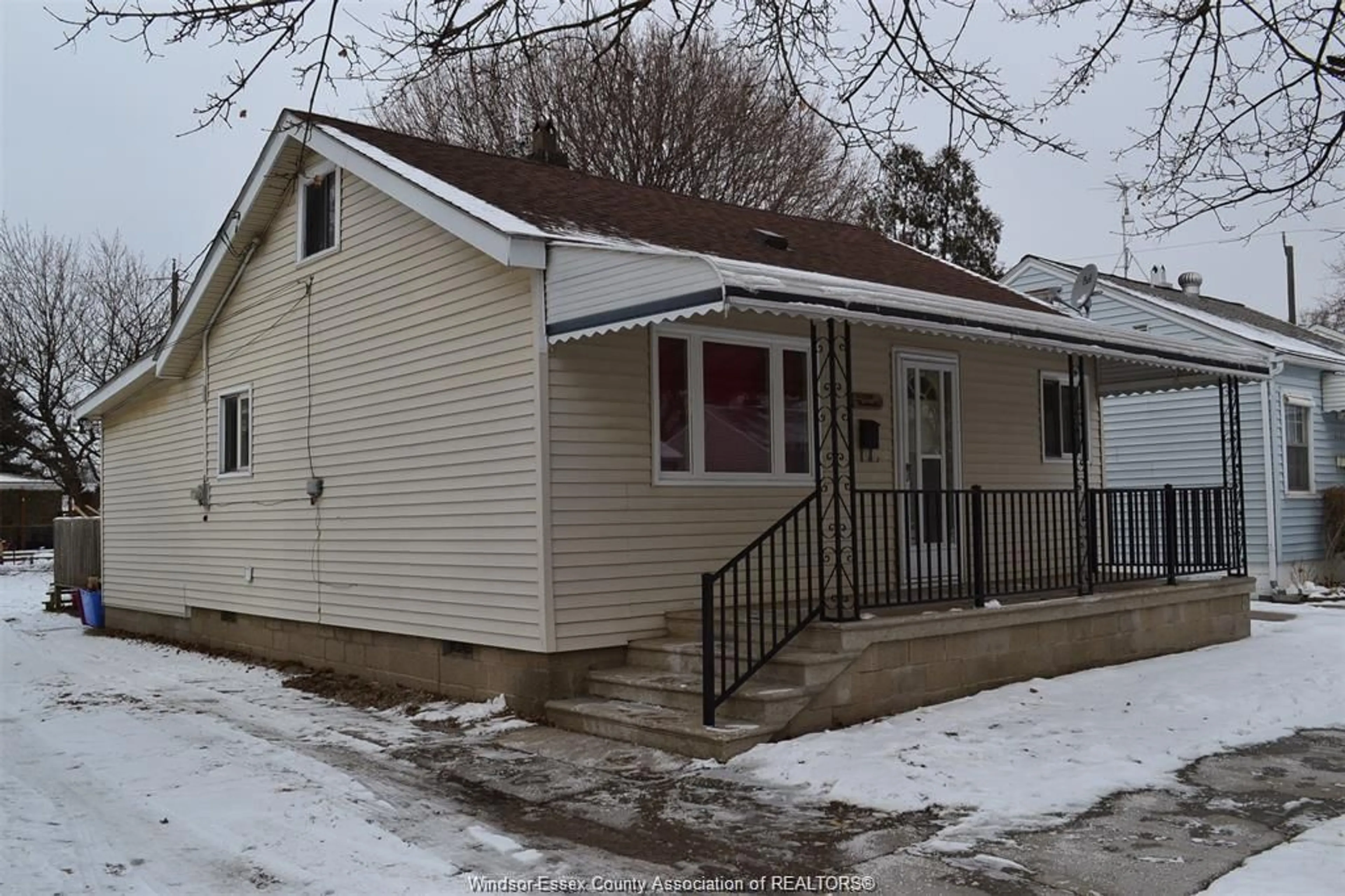 Unknown for 2335 ELSMERE, Windsor Ontario N9W 2C9