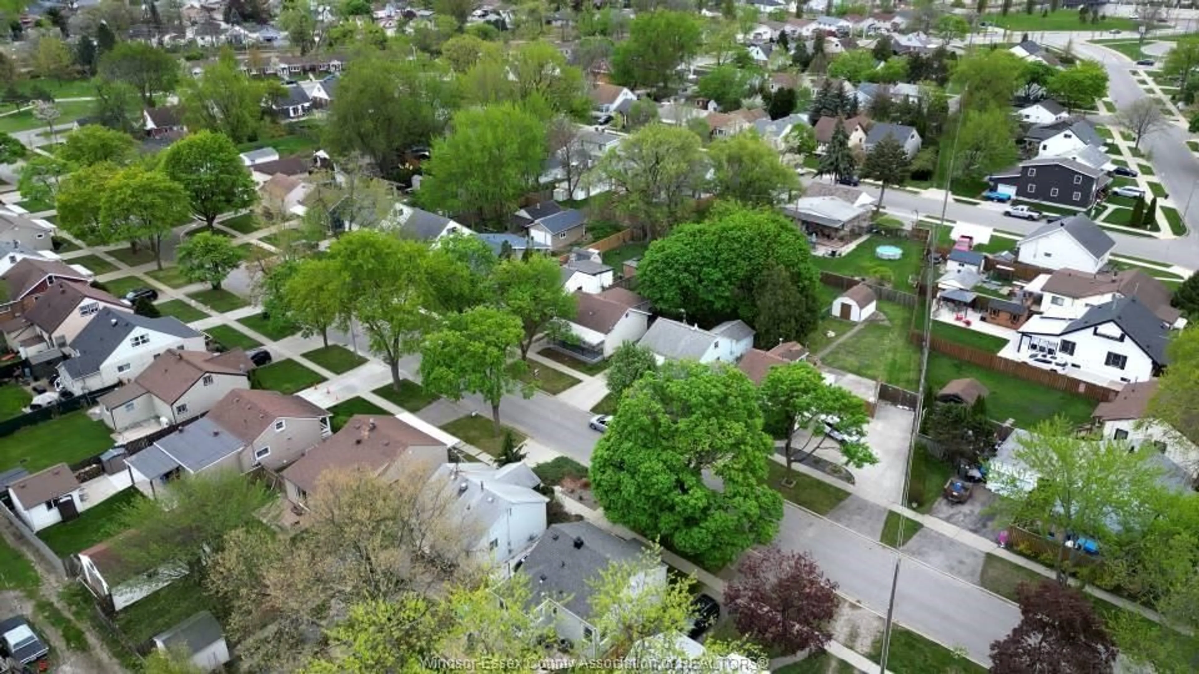 A pic from outside/outdoor area/front of a property/back of a property/a pic from drone, street for 2335 ELSMERE, Windsor Ontario N9W 2C9