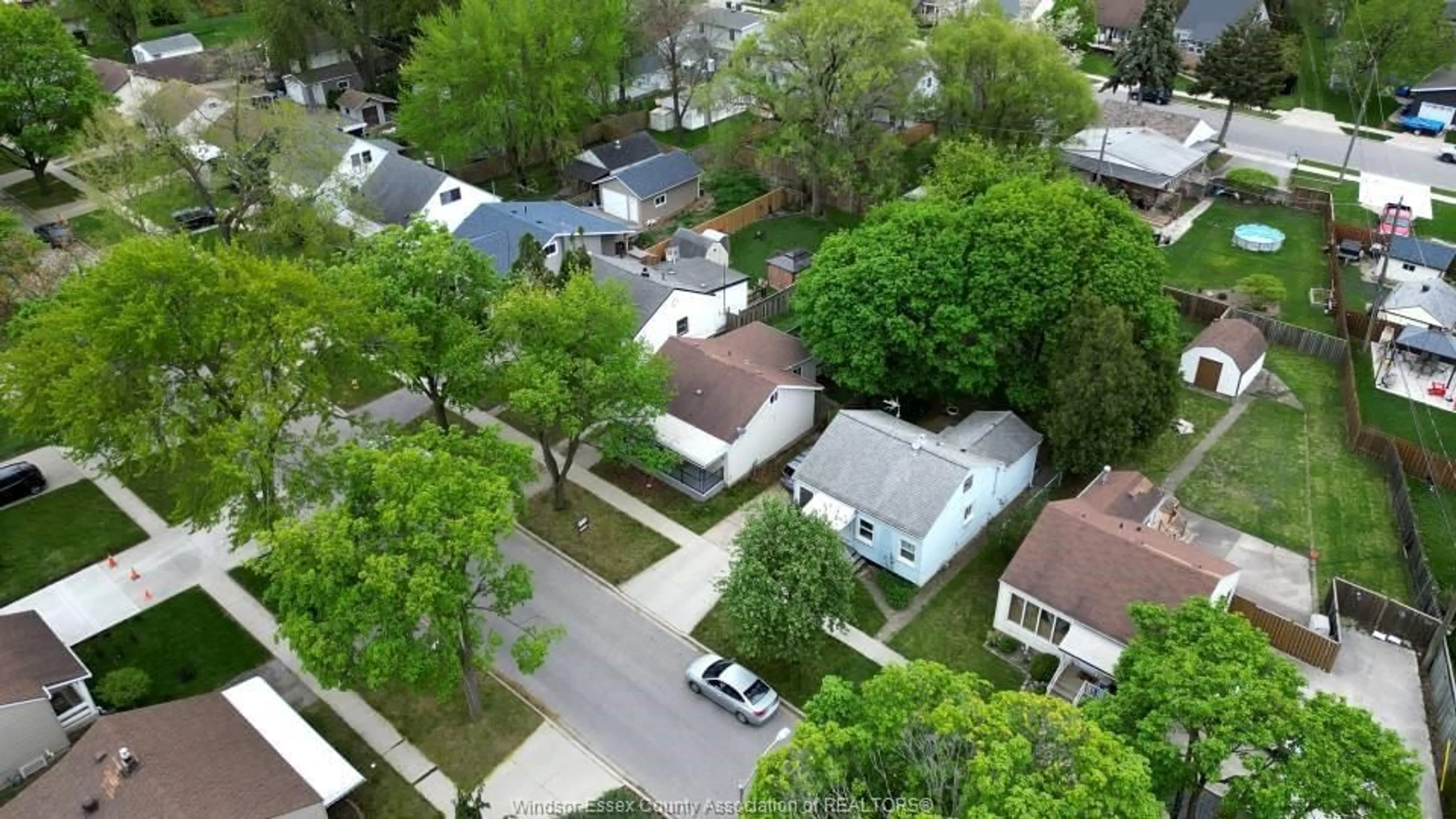 A pic from outside/outdoor area/front of a property/back of a property/a pic from drone, street for 2335 ELSMERE, Windsor Ontario N9W 2C9