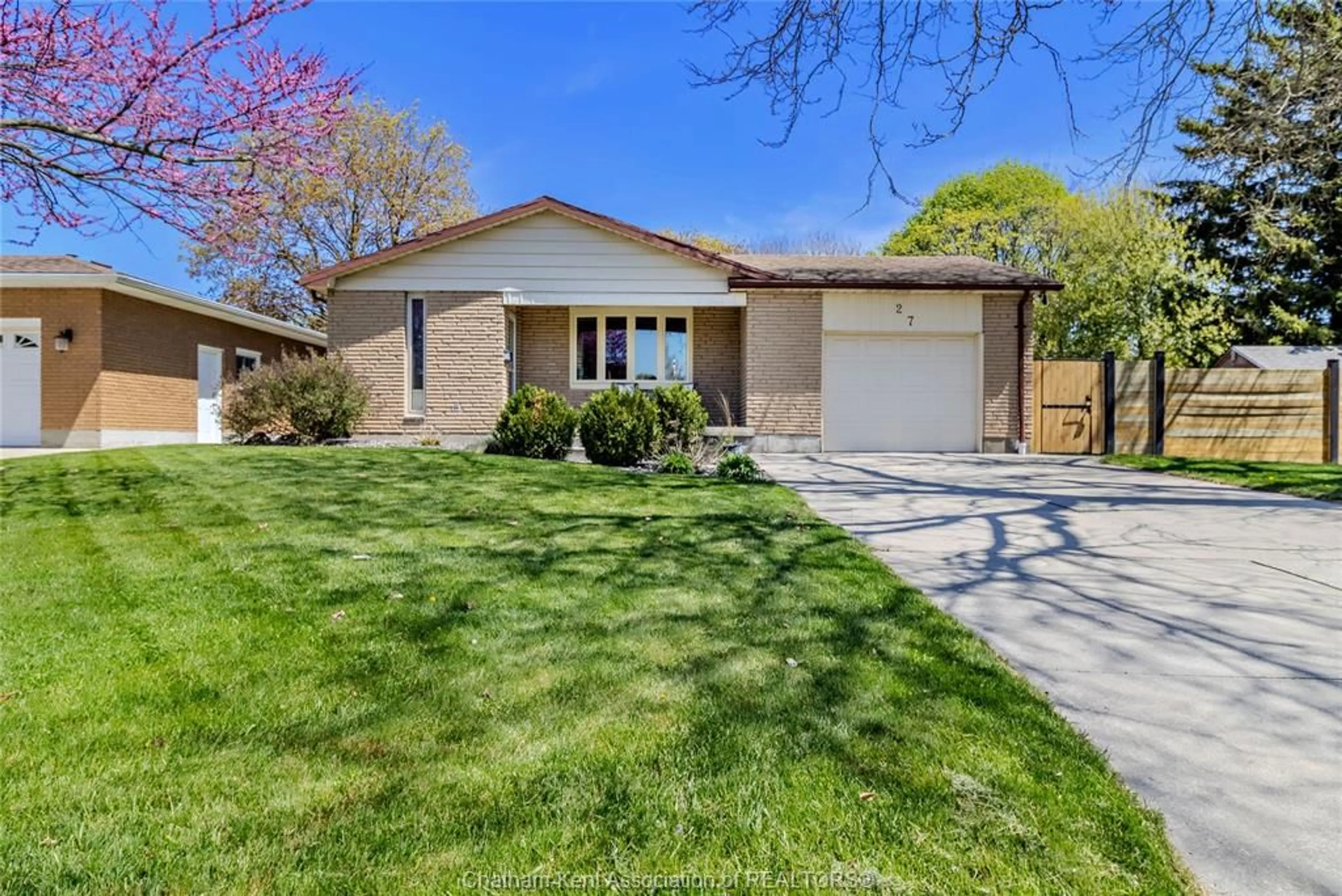 Home with brick exterior material, street for 27 DIAMOND Dr, Chatham Ontario N7M 5V3