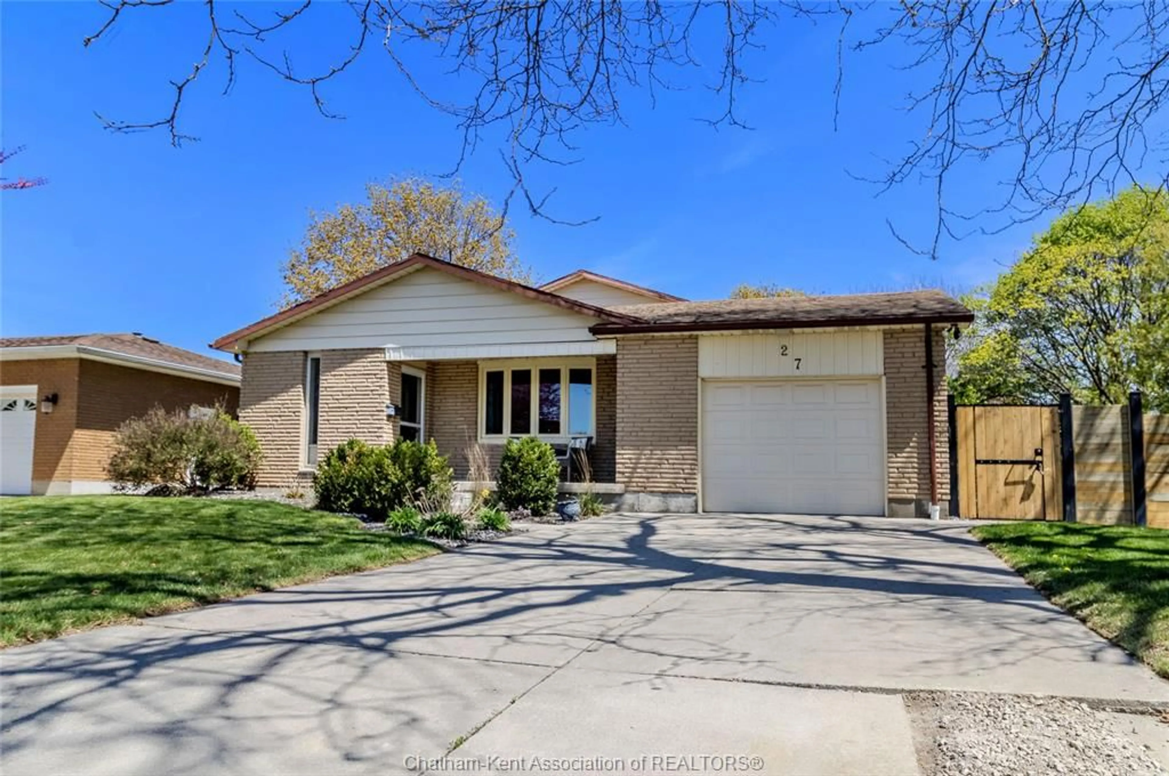 Home with brick exterior material, street for 27 DIAMOND Dr, Chatham Ontario N7M 5V3