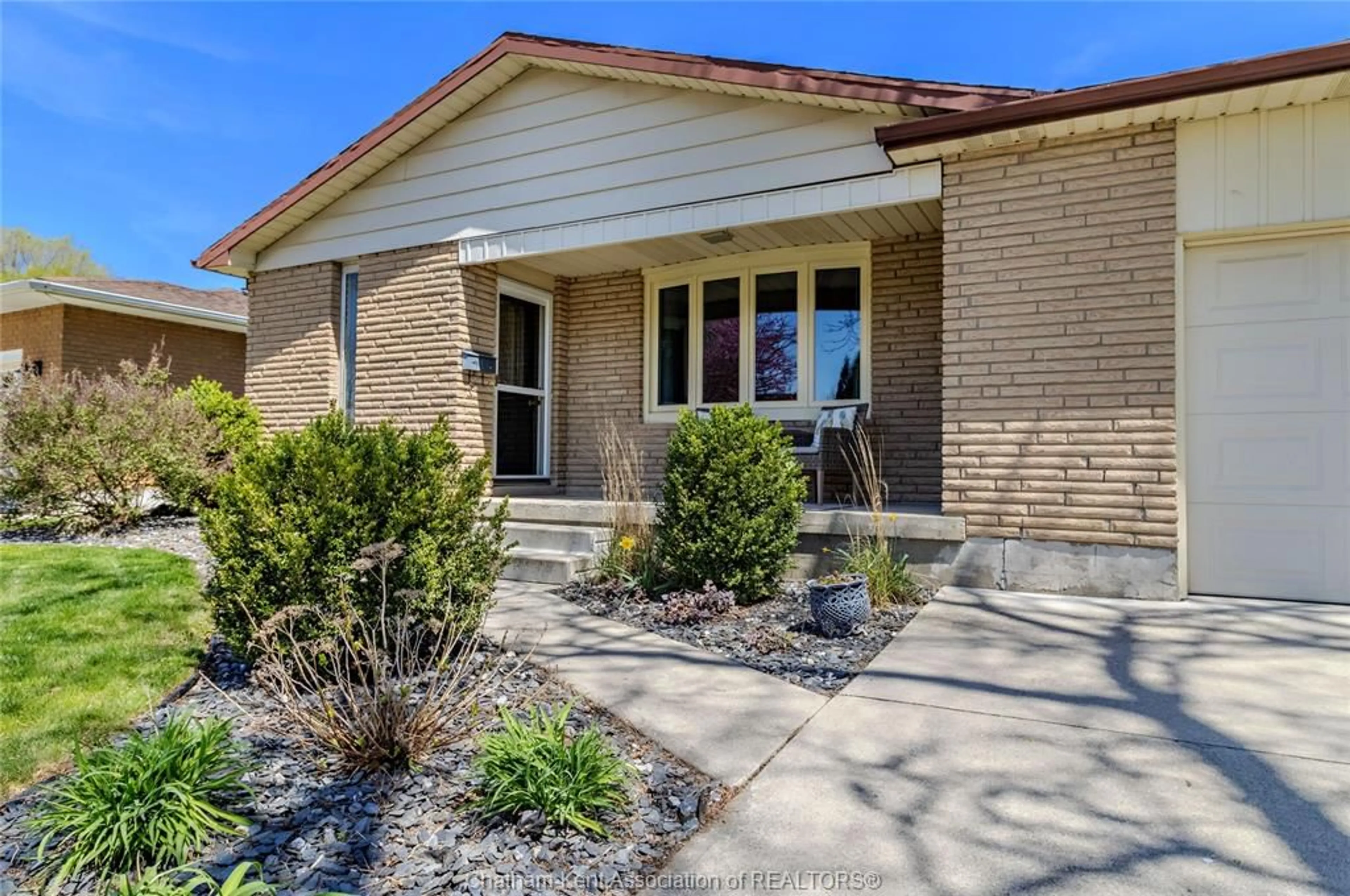 Home with brick exterior material, street for 27 DIAMOND Dr, Chatham Ontario N7M 5V3