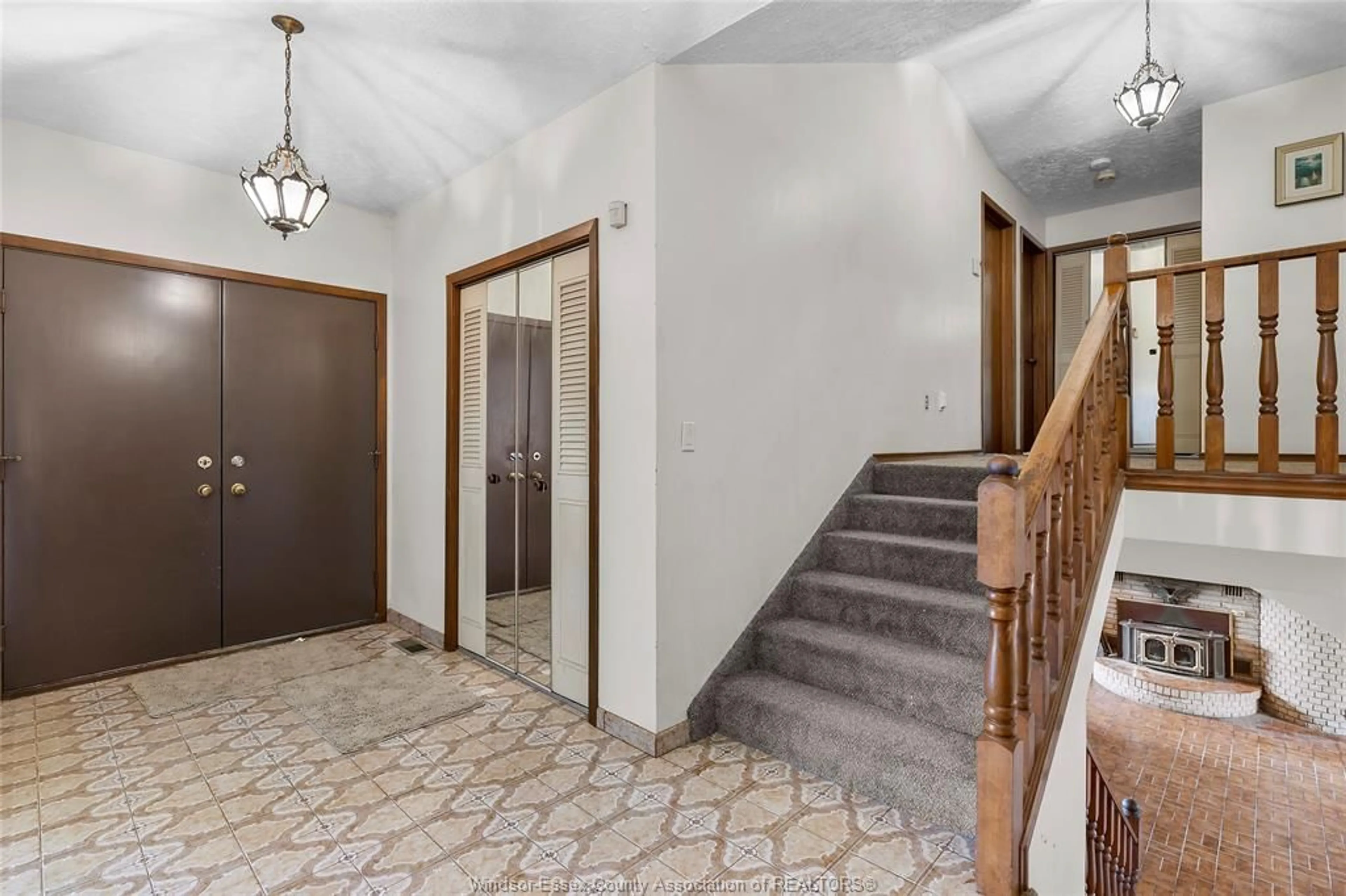 Indoor foyer for 792 TEXAS Rd, Amherstburg Ontario N9V 3R3
