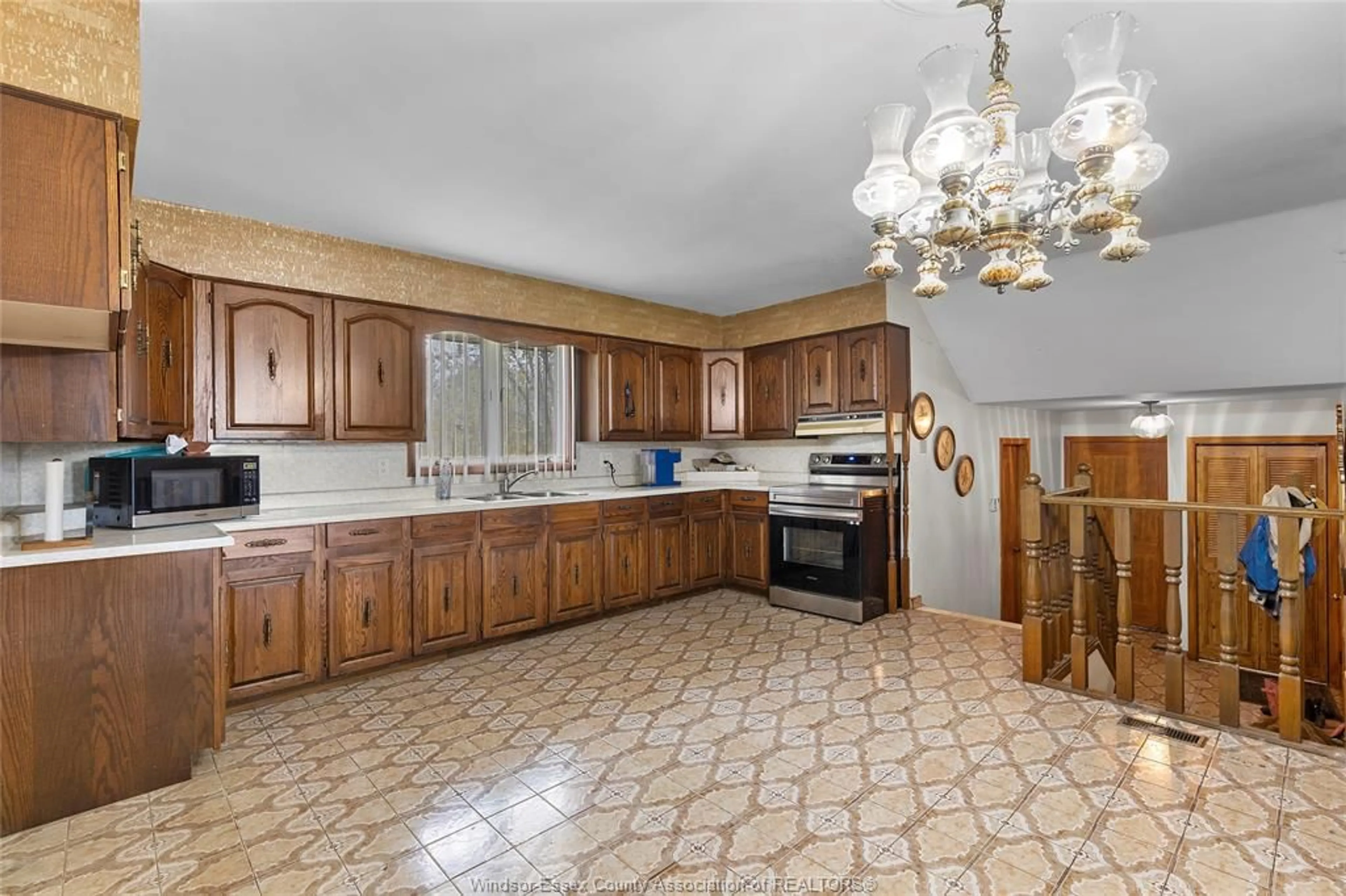 Standard kitchen, ceramic/tile floor for 792 TEXAS Rd, Amherstburg Ontario N9V 3R3