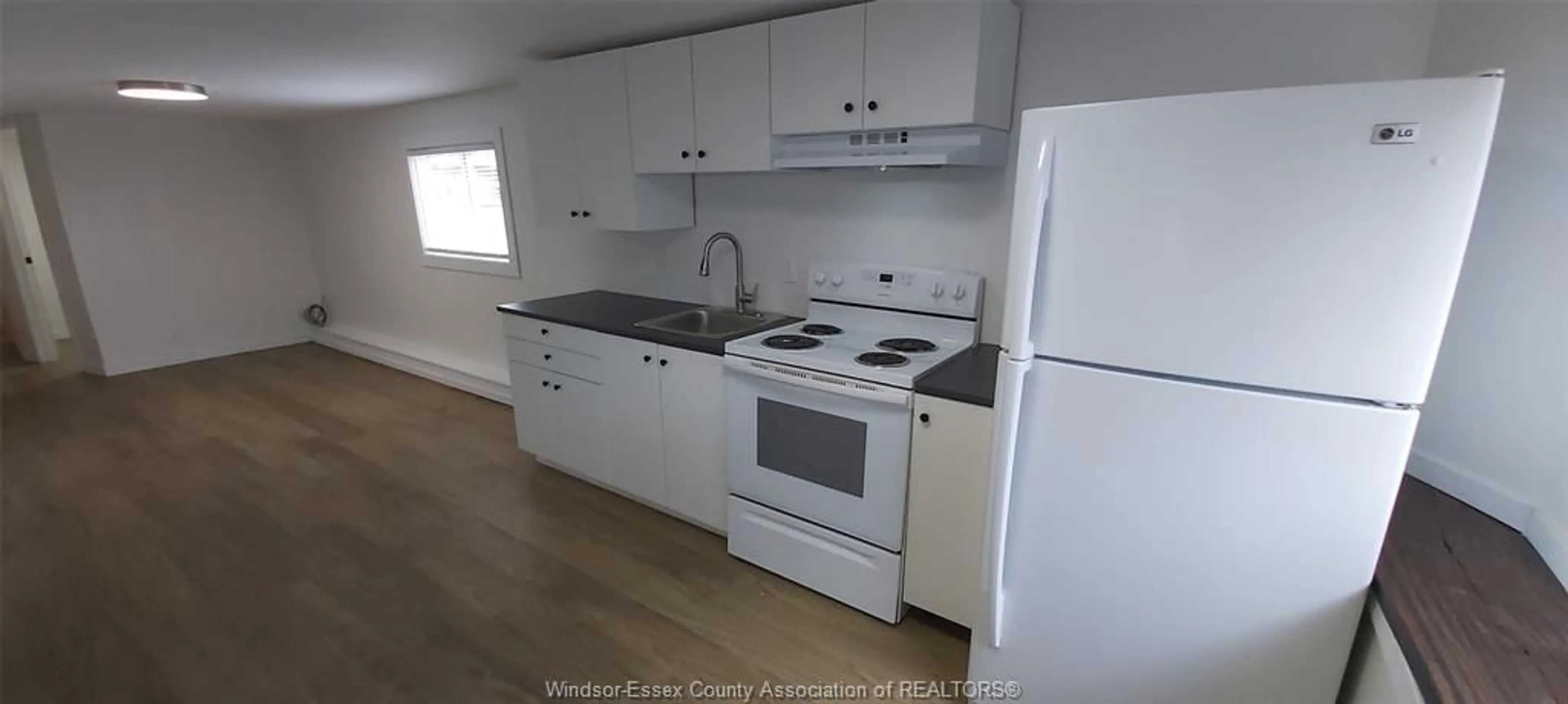 Standard kitchen, wood/laminate floor for 220 BARRACUDA Ave, Windsor Ontario N8W 2B5