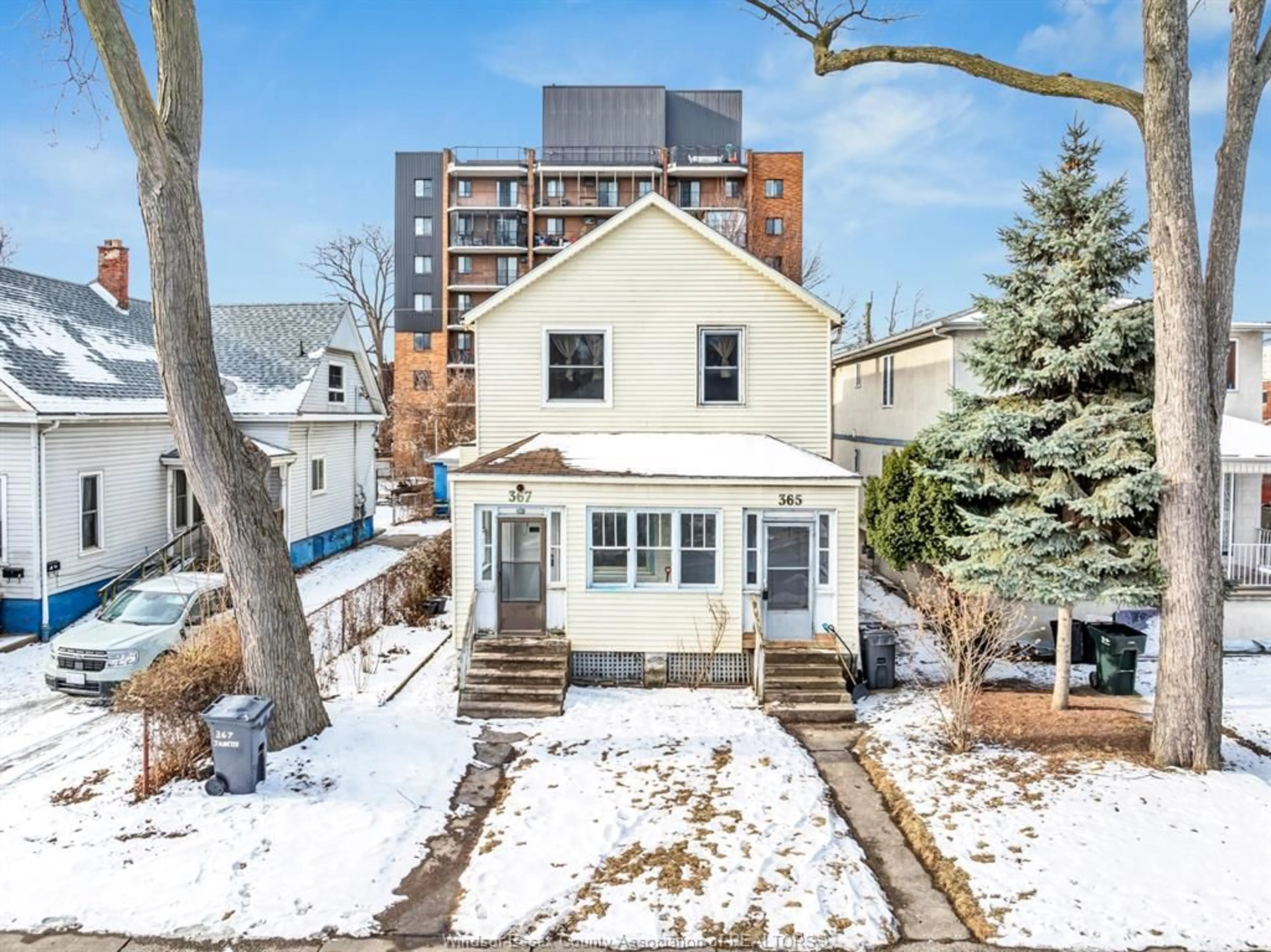 A pic from outside/outdoor area/front of a property/back of a property/a pic from drone, street for 365-367 JANETTE Ave, Windsor Ontario N9A 4Z4