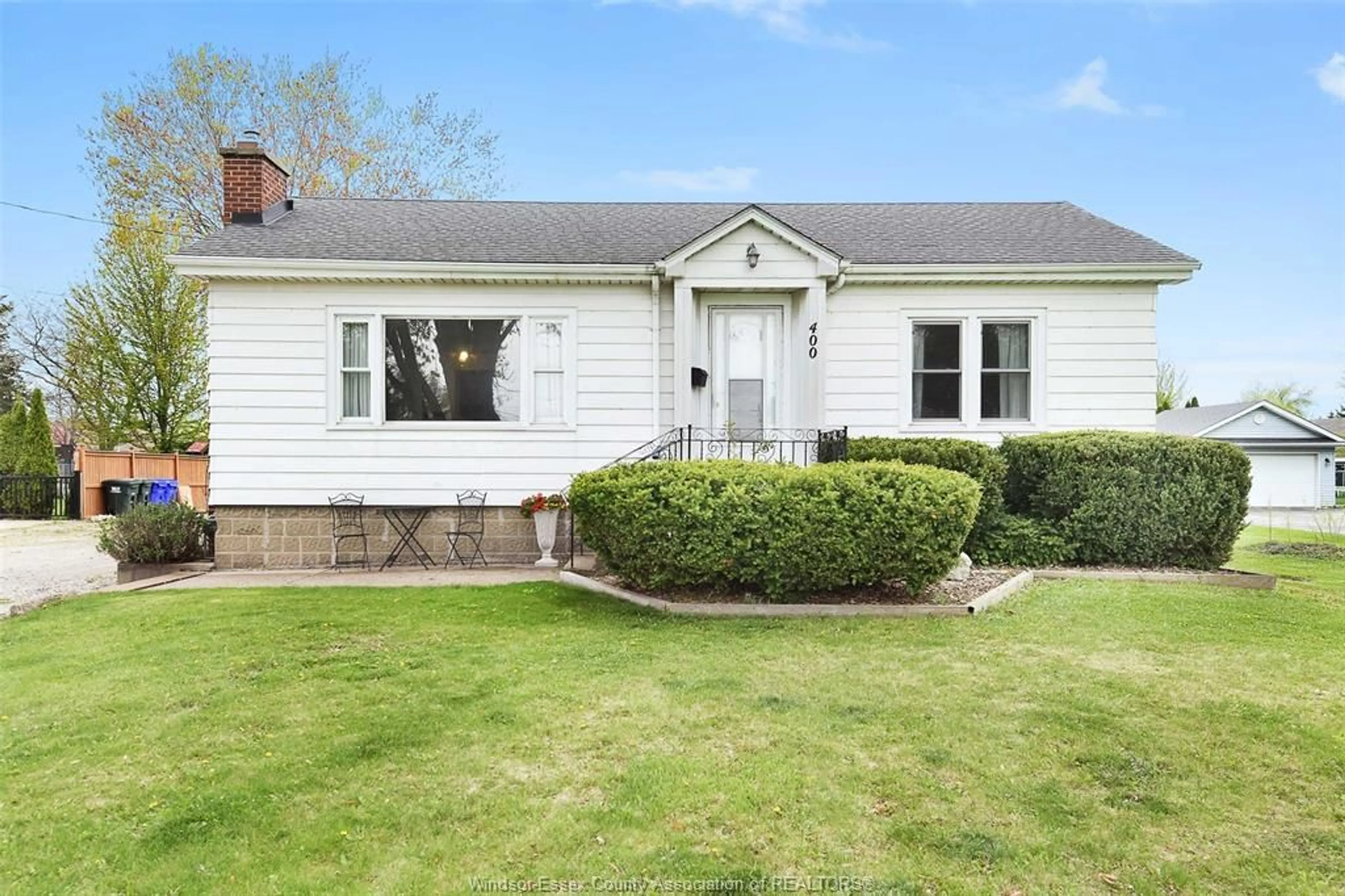 Home with vinyl exterior material, street for 400 Simco St, Amherstburg Ontario N9V 1N3