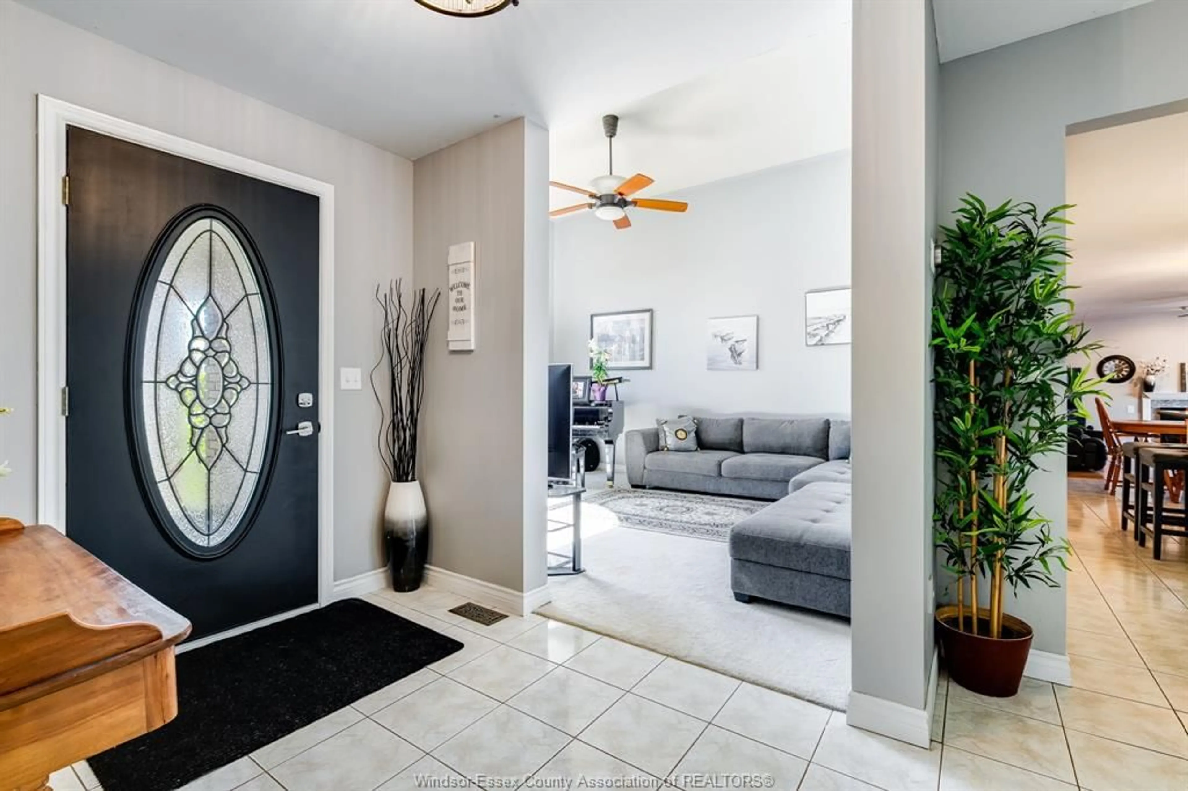 Indoor entryway for 811 RIVAIT Dr, Lakeshore Ontario N0P 2L0
