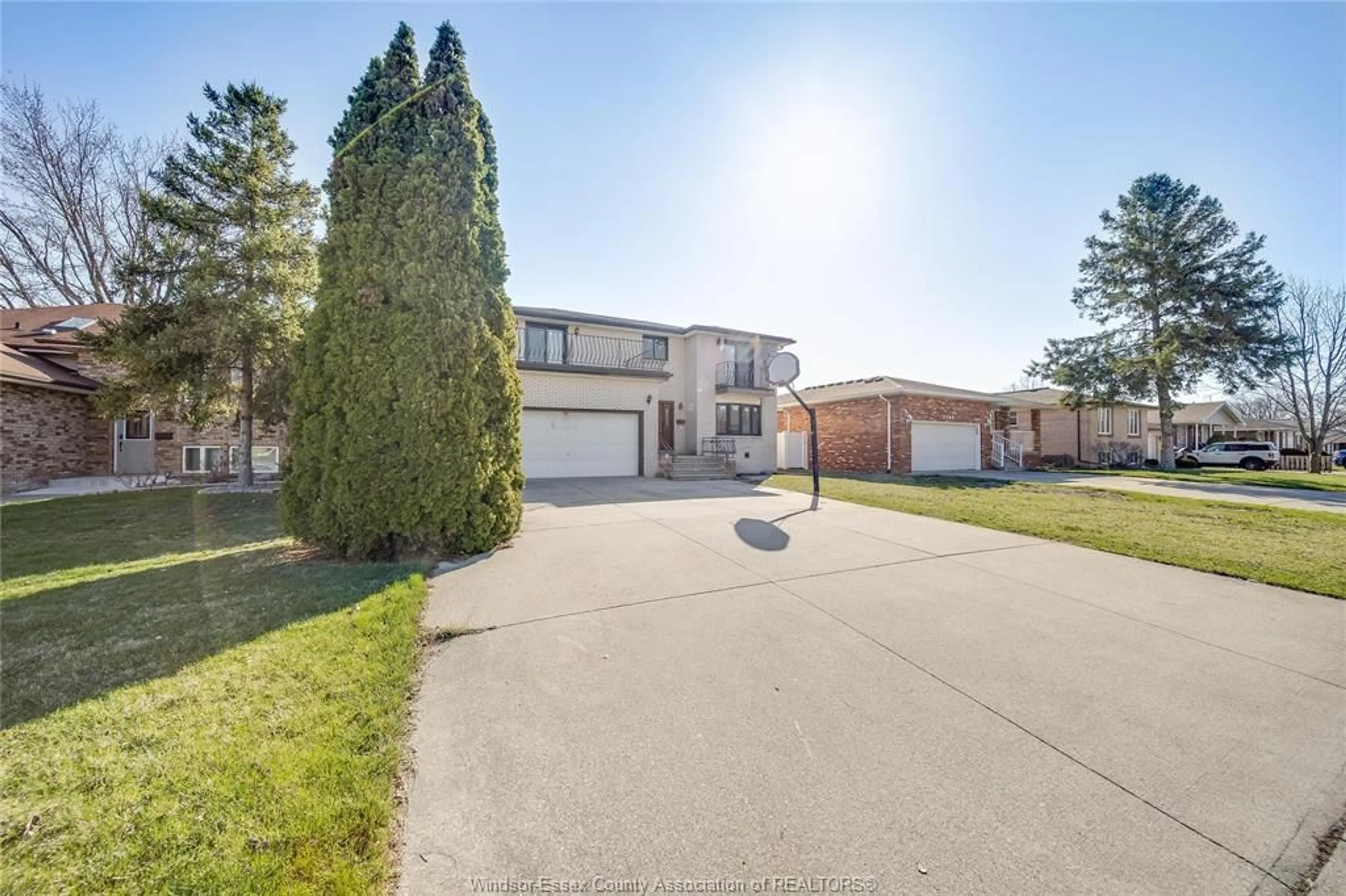 A pic from outside/outdoor area/front of a property/back of a property/a pic from drone, street for 3130 CLEMENCEAU Blvd, Windsor Ontario N8T 2R5