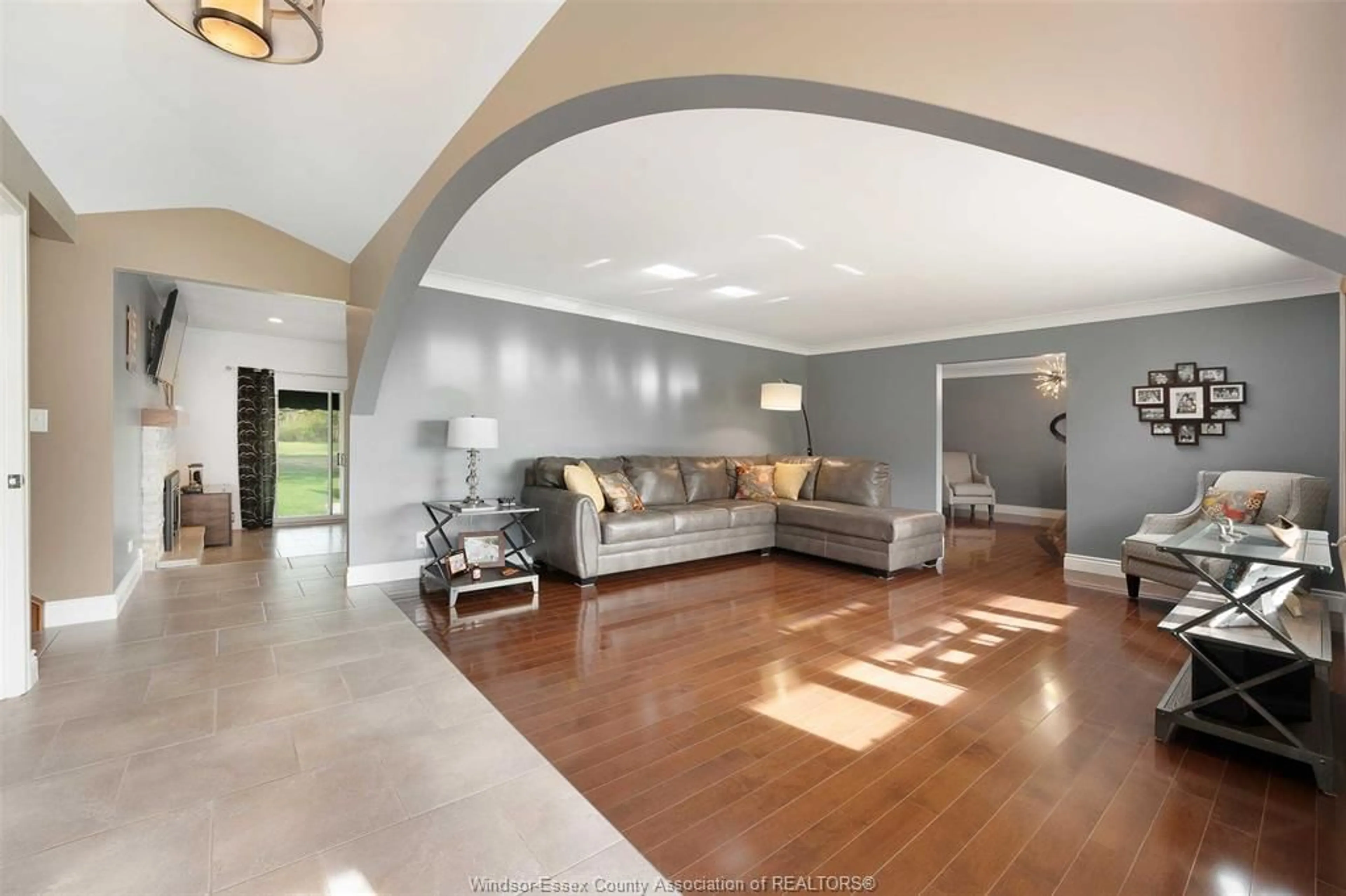 Indoor foyer for 8540 MALDEN Rd, LaSalle Ontario N9J 2V7