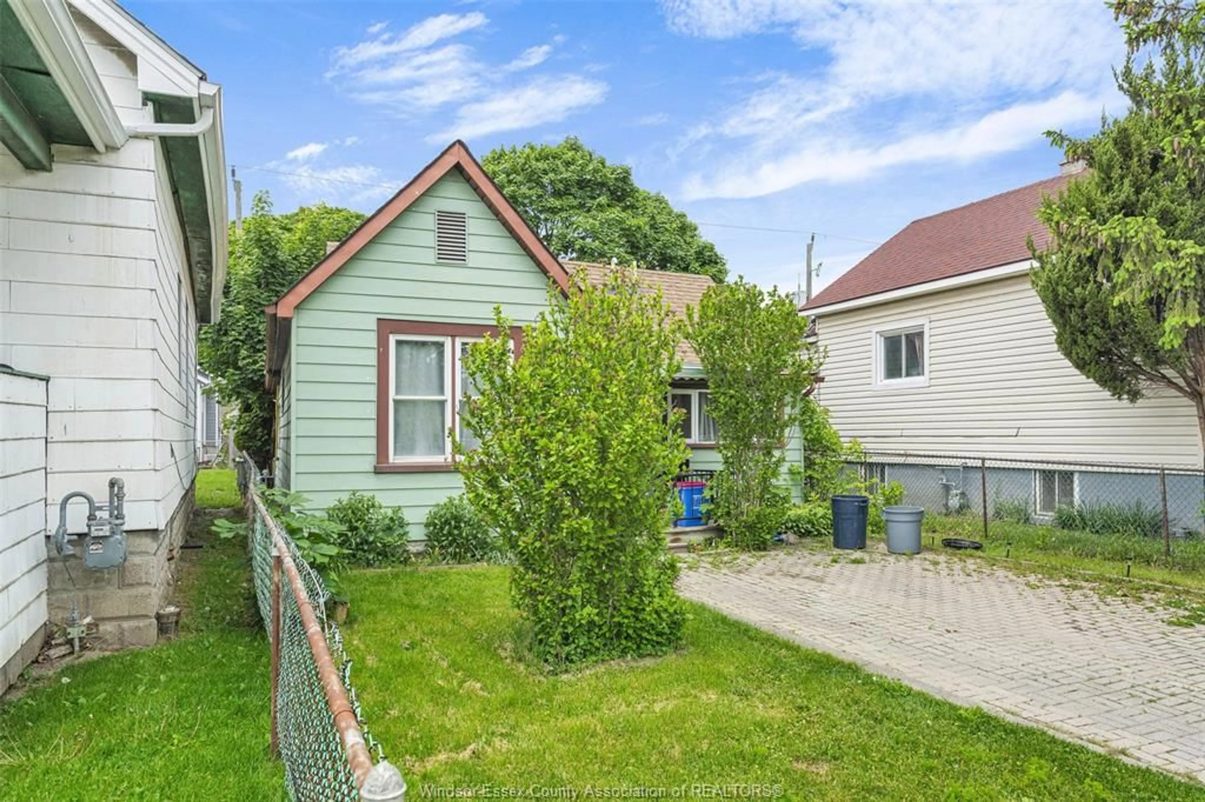 A pic from outside/outdoor area/front of a property/back of a property/a pic from drone, street for 1547 DROUILLARD, Windsor Ontario N8Y 2S1