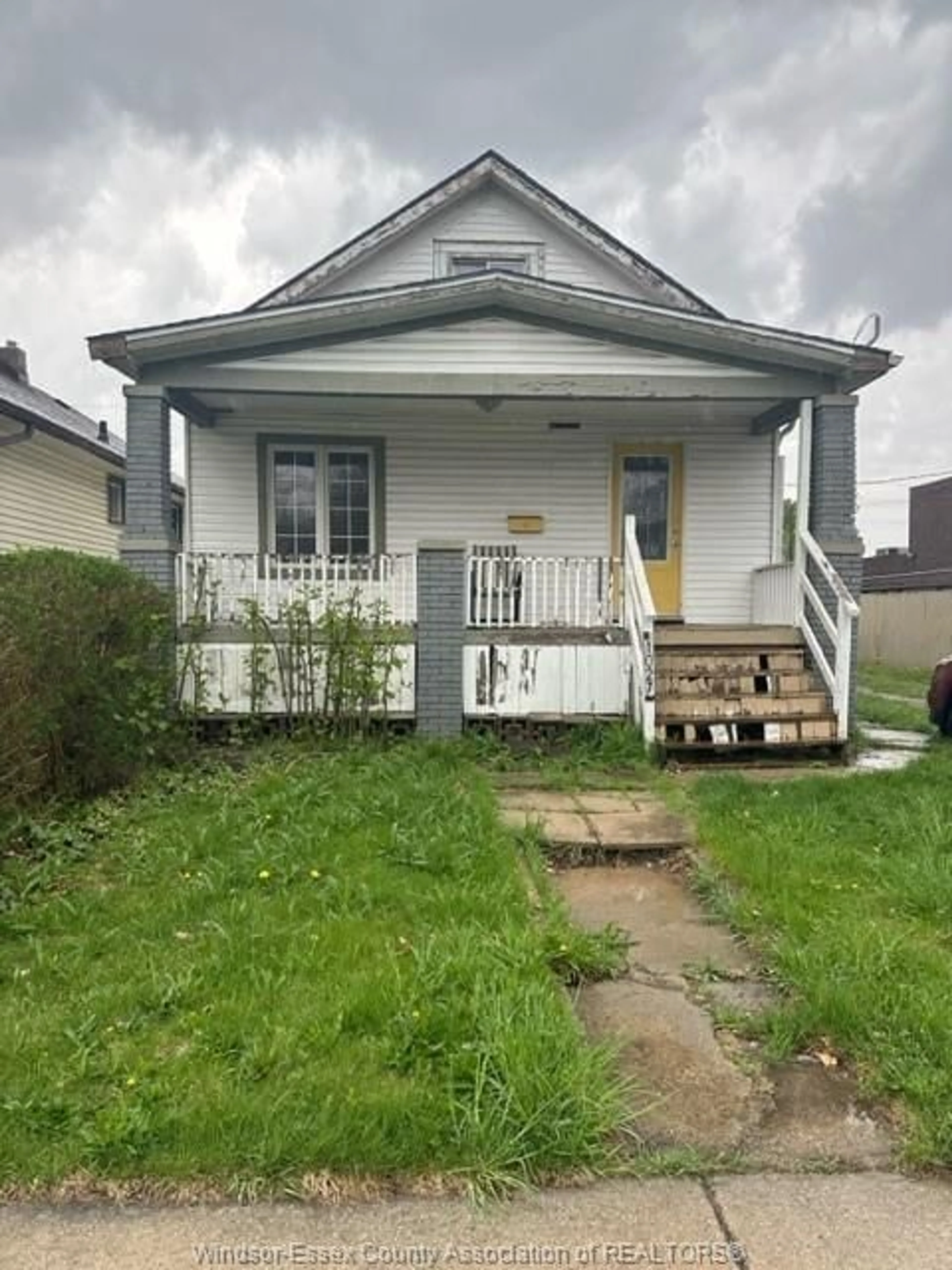 A pic from outside/outdoor area/front of a property/back of a property/a pic from drone, street for 1027 HIGHLAND Ave, Windsor Ontario N9A 1R6