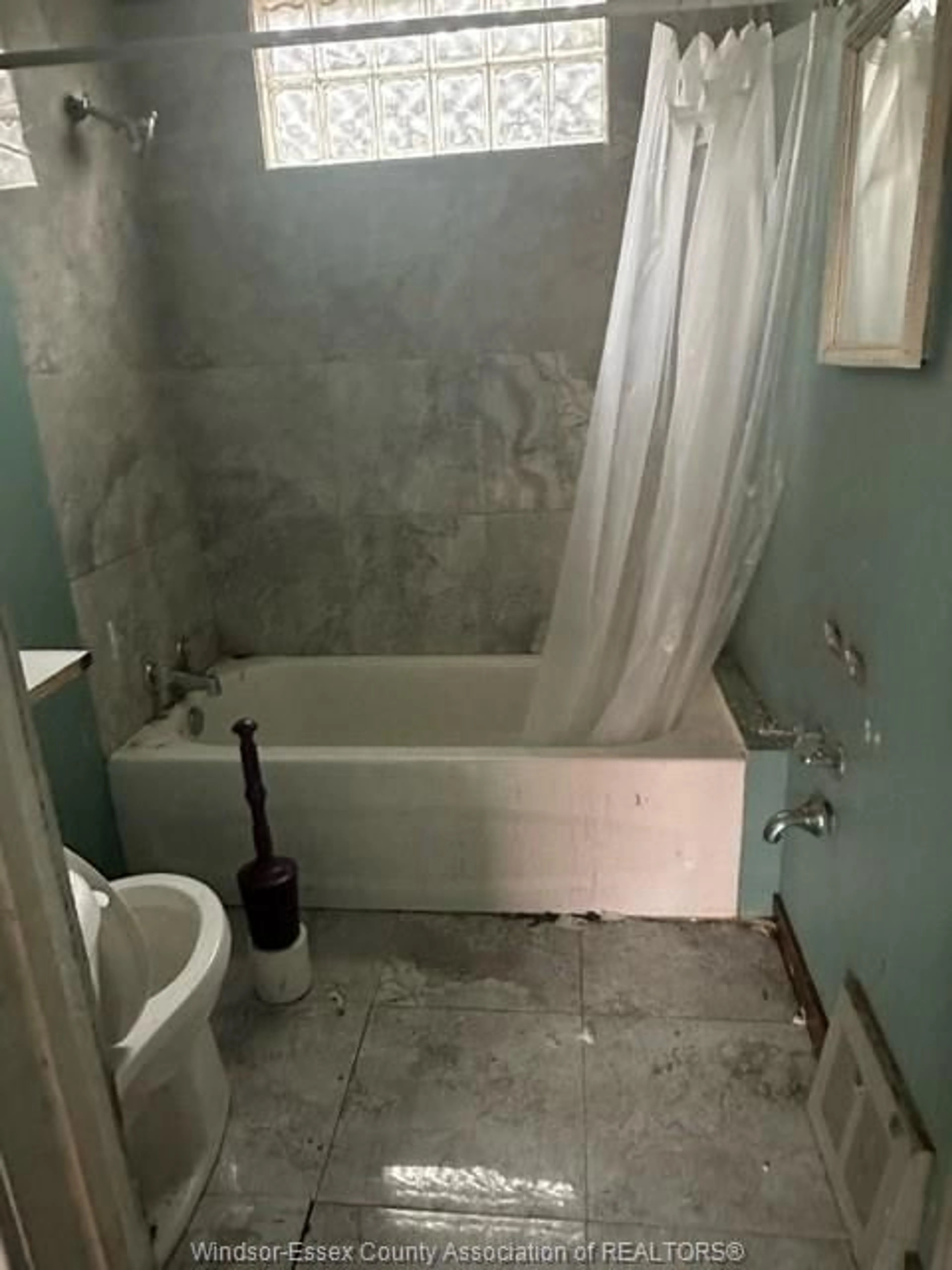 A pic of a room for 1027 HIGHLAND Ave, Windsor Ontario N9A 1R6