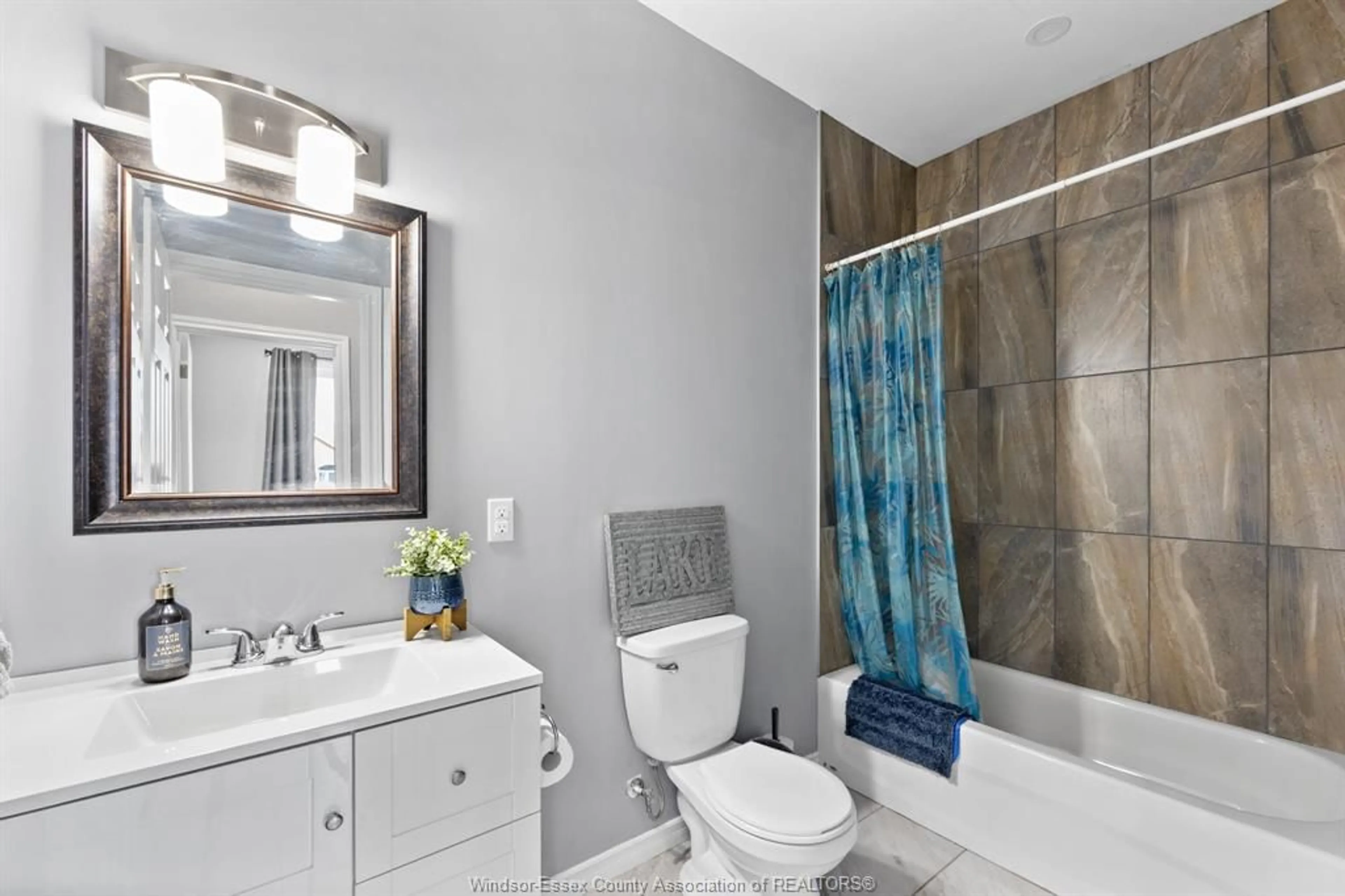 Standard bathroom, ceramic/tile floor for 194 SUMMER, Belle River Ontario N0R 1A0