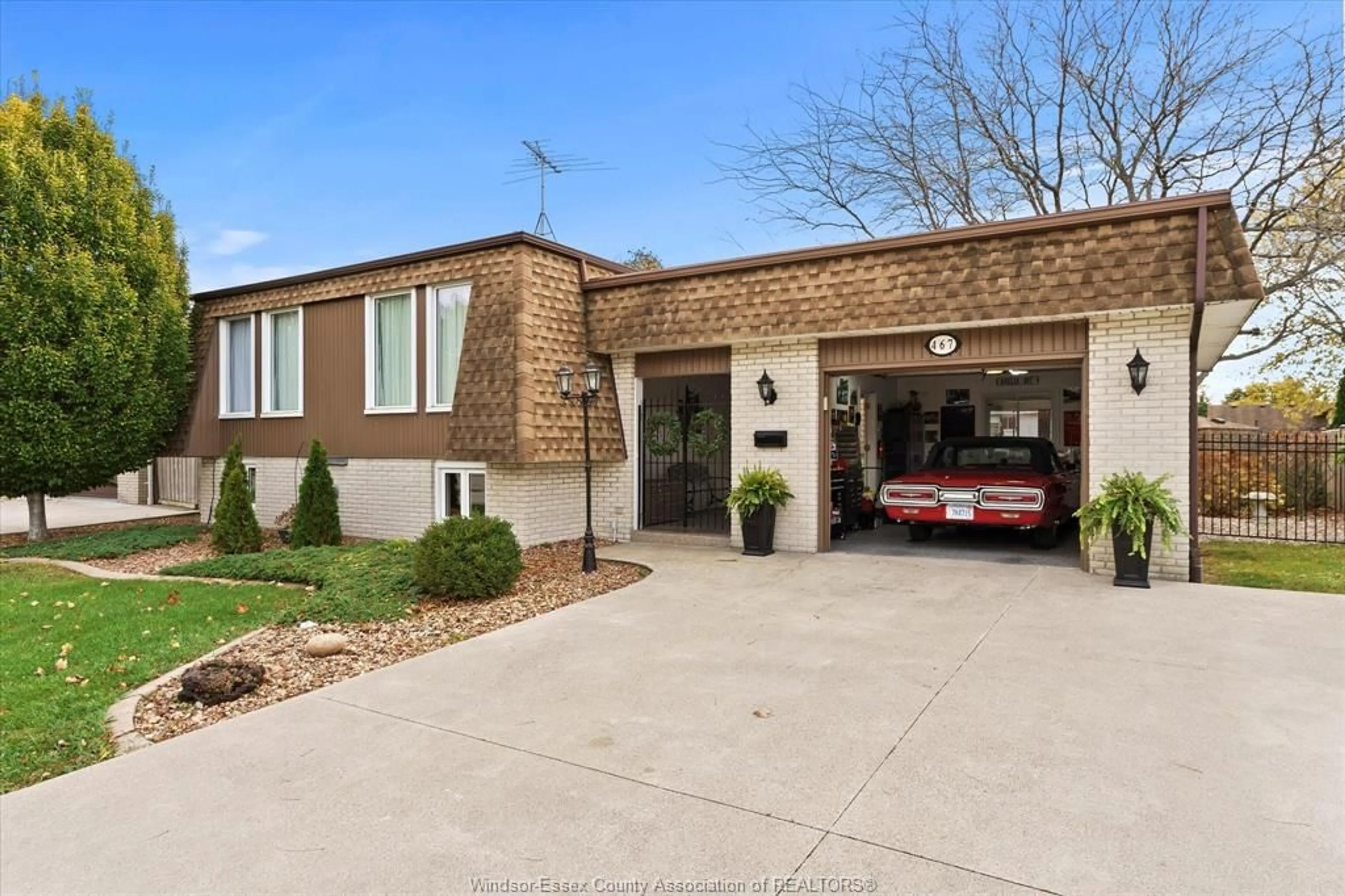Indoor garage for 467 RICHMOND St, Amherstburg Ontario N9V 3G2