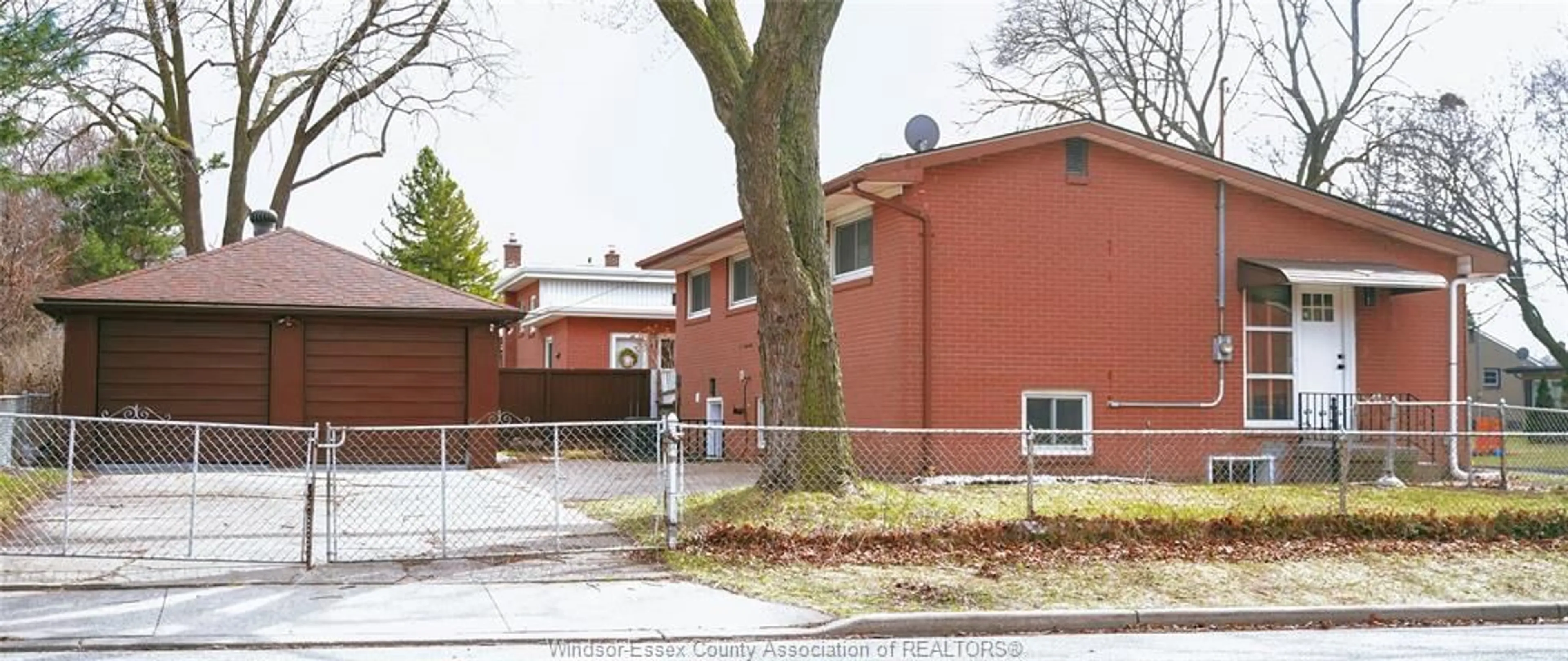 Unknown for 1004 DOT Ave, Windsor Ontario N9C 3H8