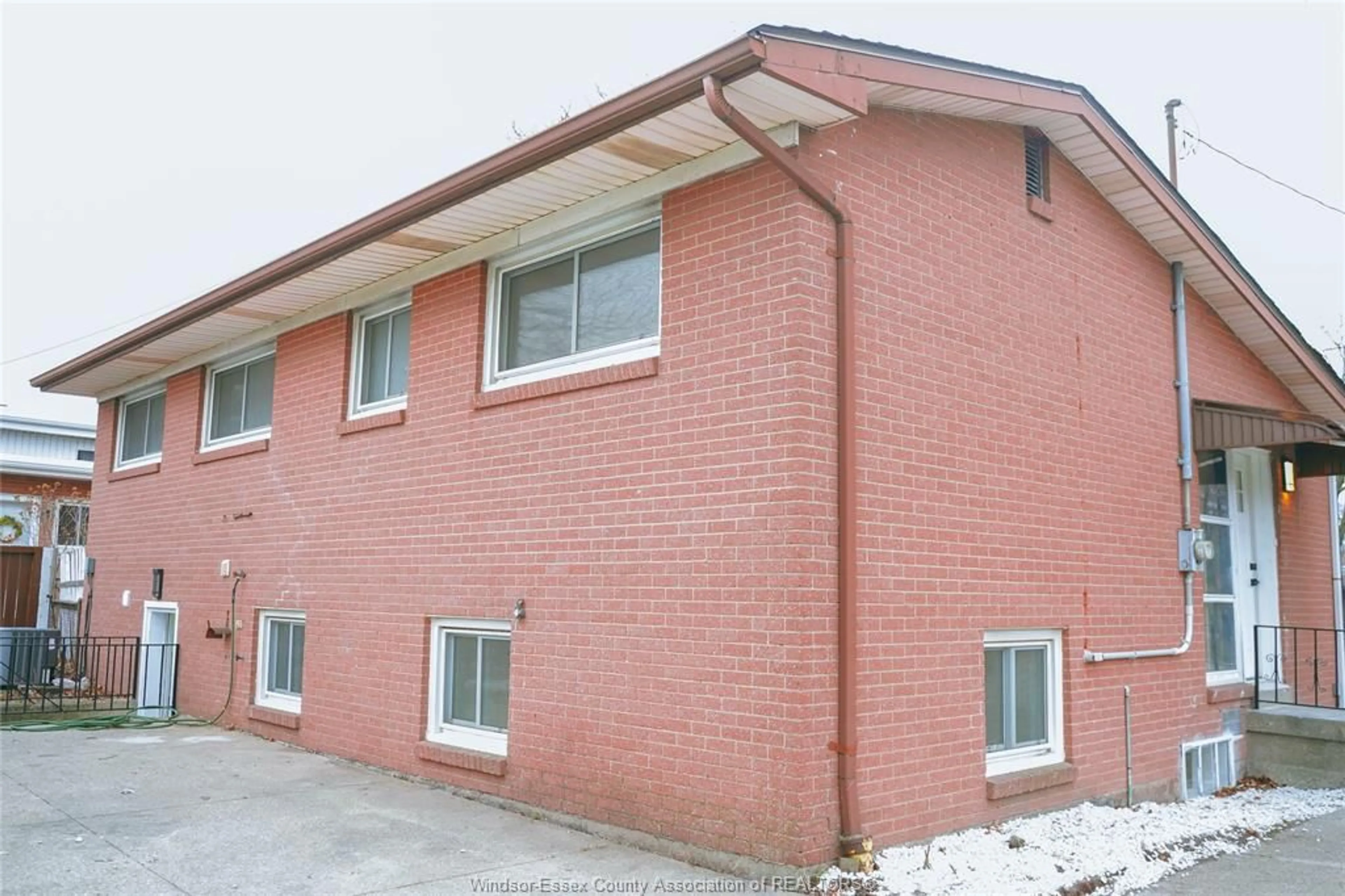 Home with brick exterior material, building for 1004 DOT Ave, Windsor Ontario N9C 3H8