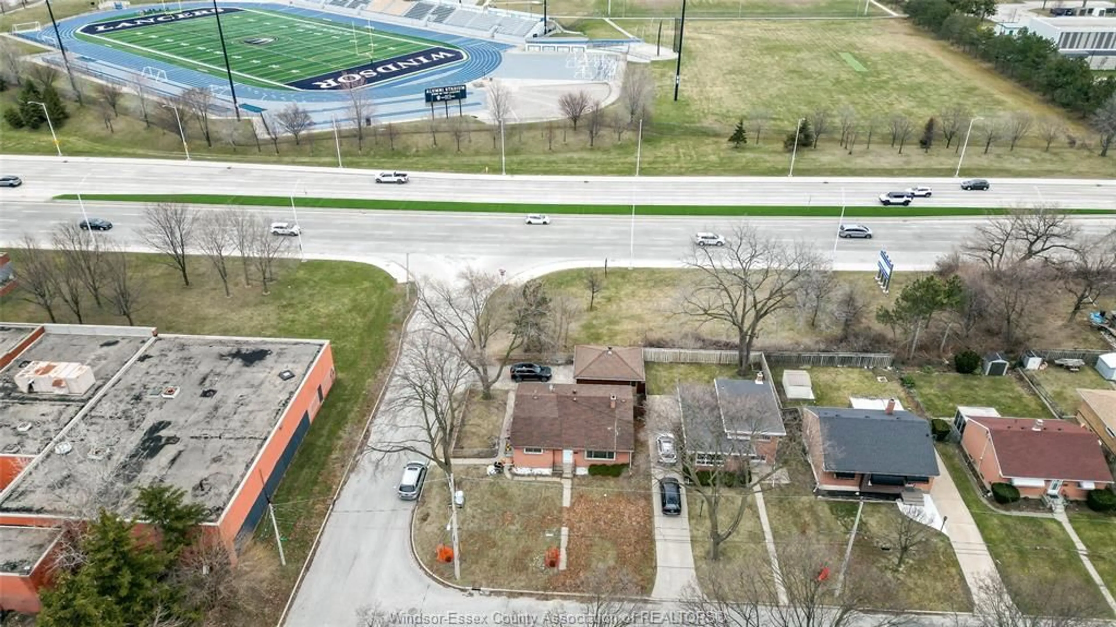 A pic from outside/outdoor area/front of a property/back of a property/a pic from drone, unknown for 1004 DOT Ave, Windsor Ontario N9C 3H8