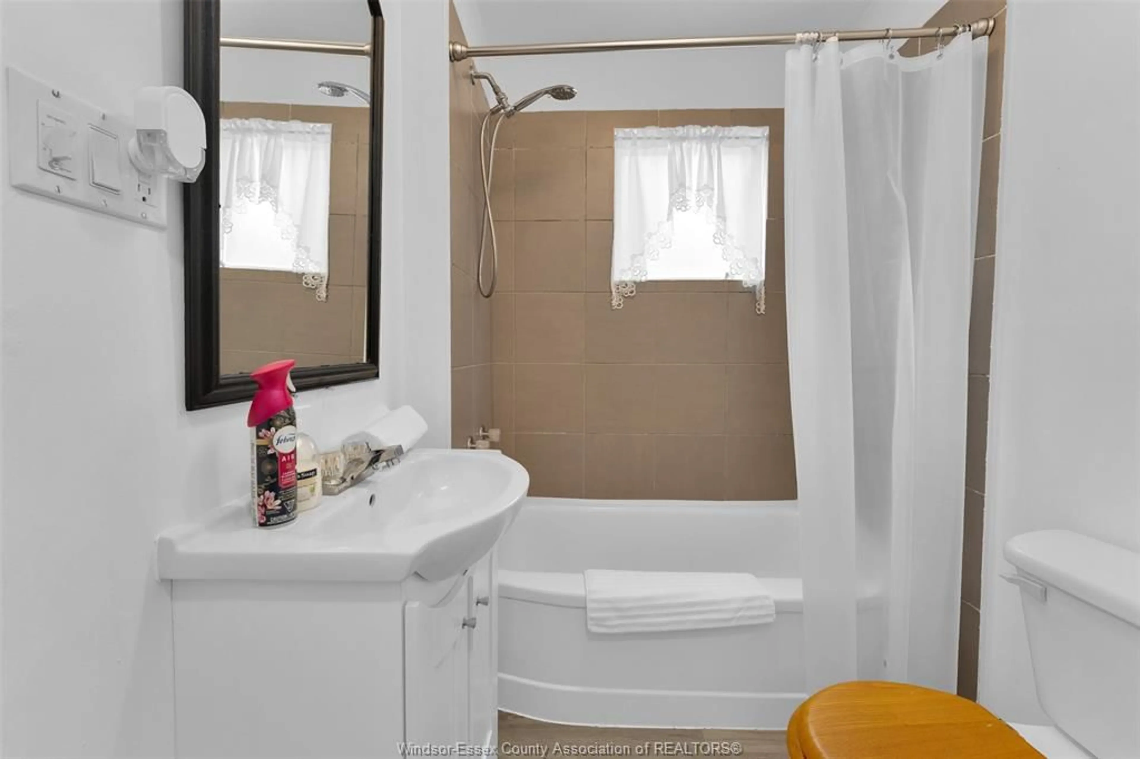 Standard bathroom, ceramic/tile floor for 1692 HALL Ave, Windsor Ontario N8X 4S1
