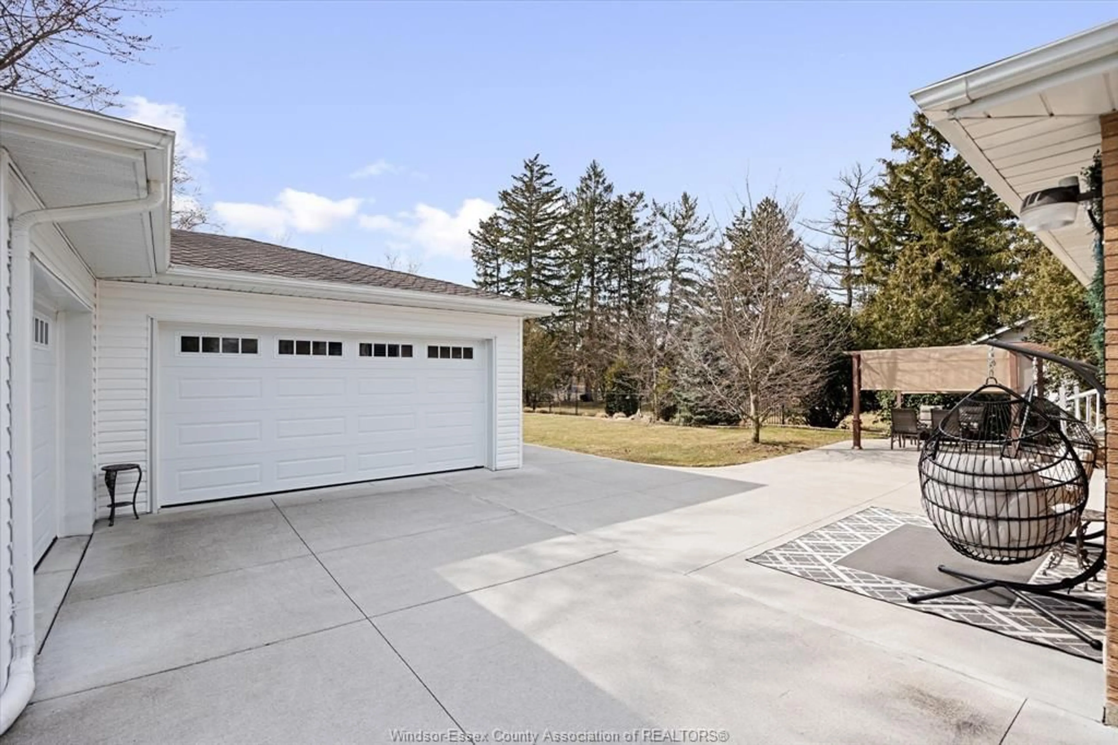 Indoor garage for 4155 CASGRAIN Dr, Windsor Ontario N9G 2A6