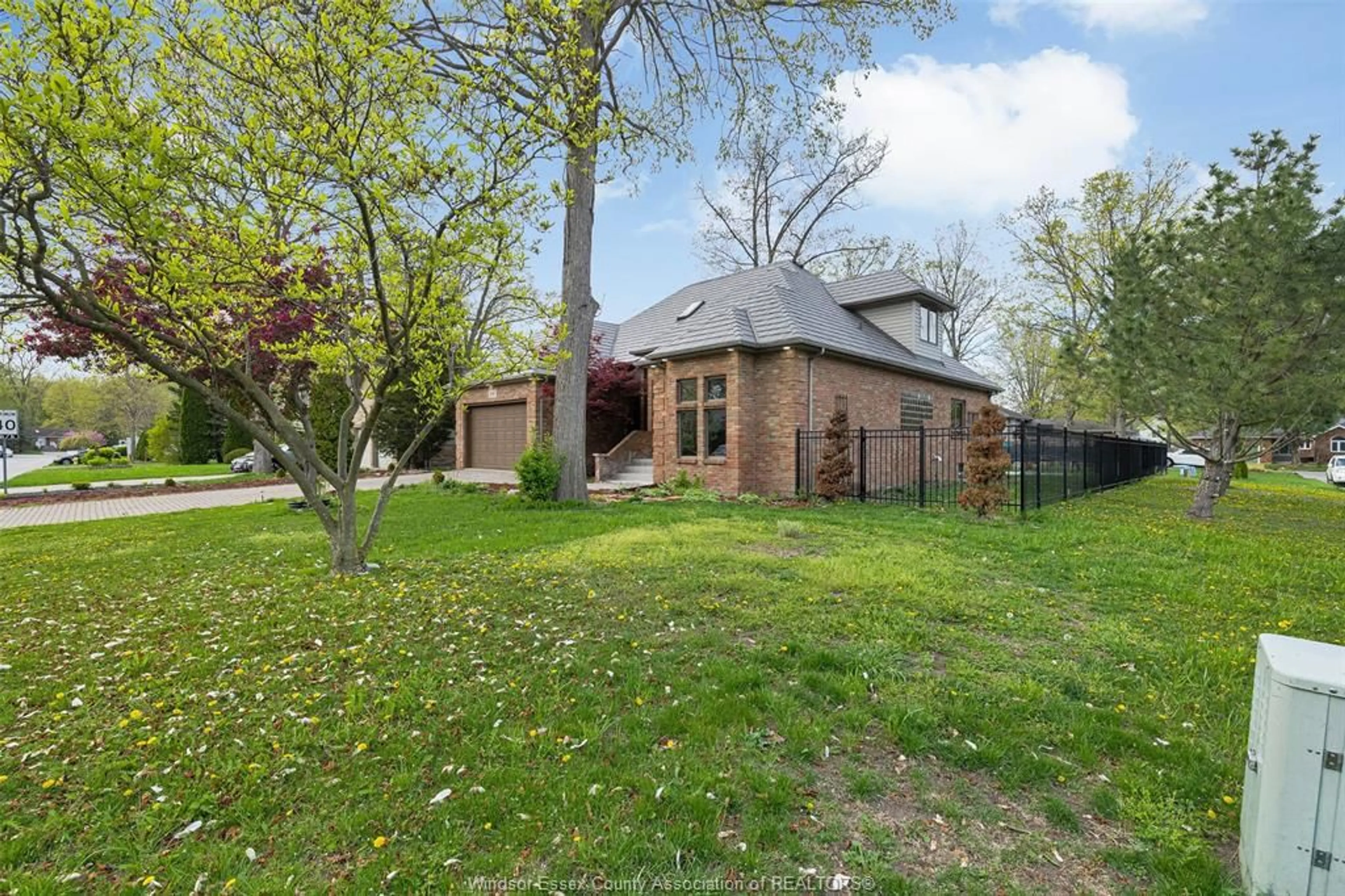 A pic from outside/outdoor area/front of a property/back of a property/a pic from drone, unknown for 891 LAFFERTY AVE, LaSalle Ontario N9J 3E9
