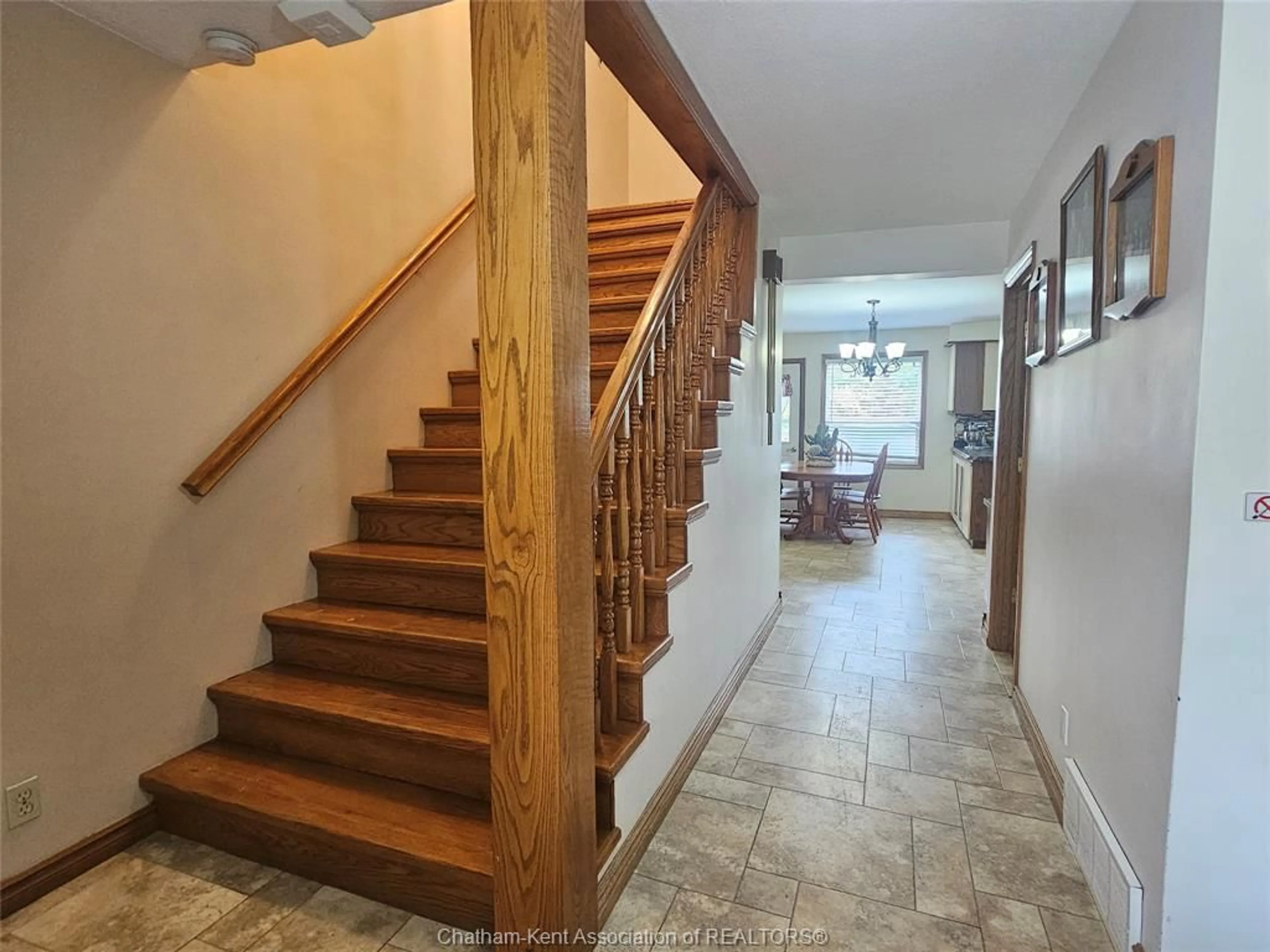 Indoor foyer for 140 Little St, Blenheim Ontario N0P 1A0