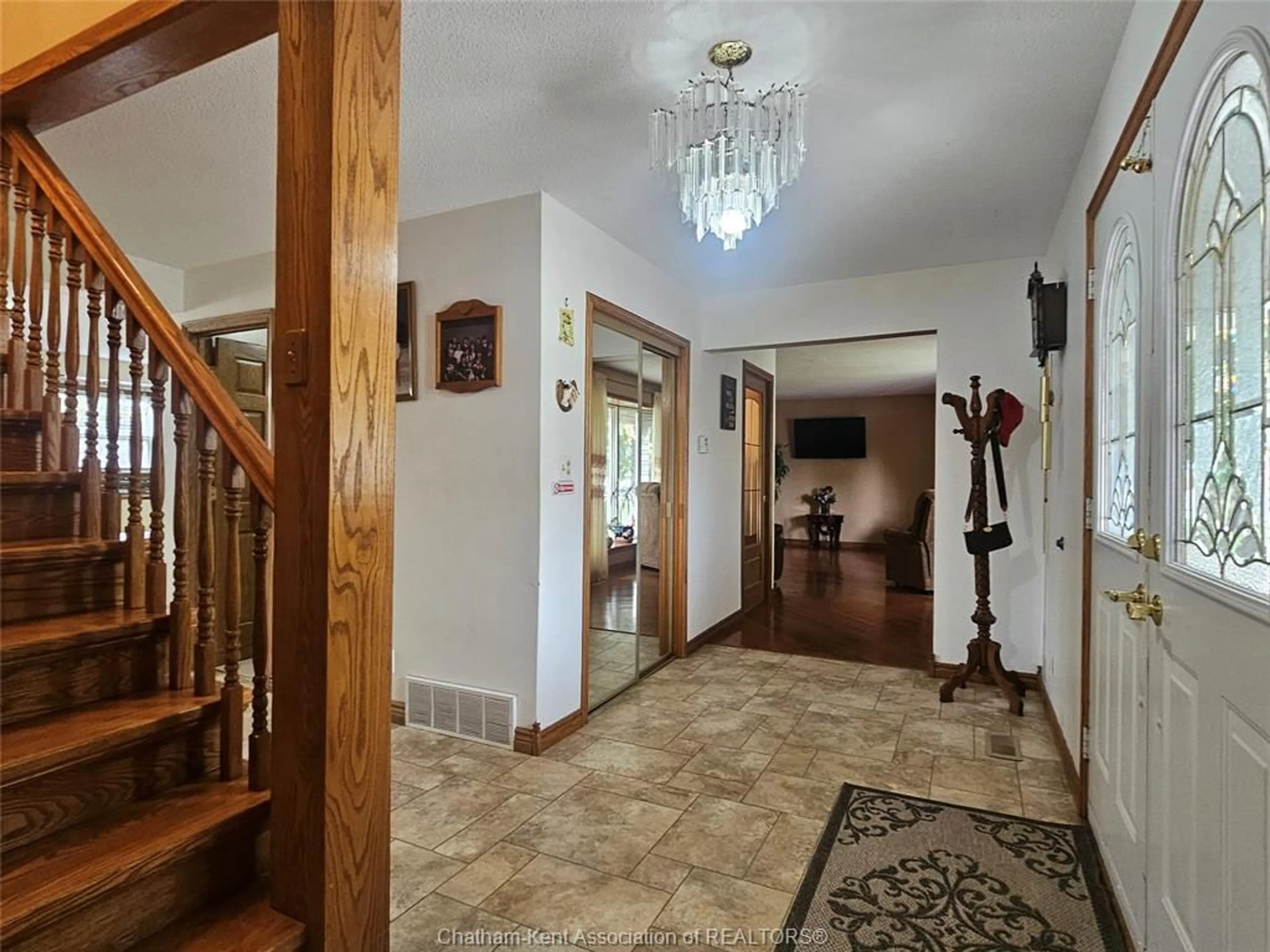 Indoor foyer for 140 Little St, Blenheim Ontario N0P 1A0