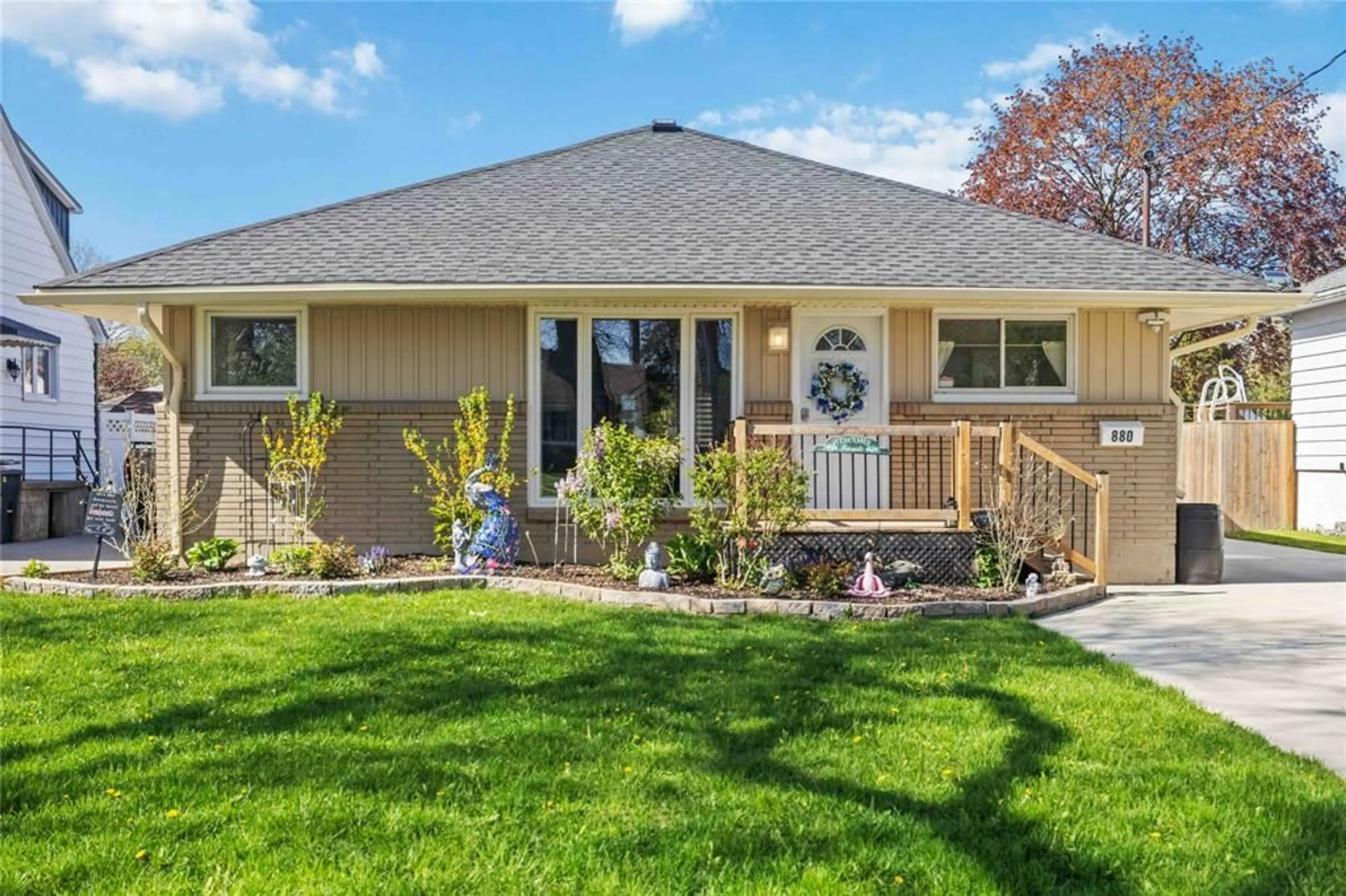 Home with vinyl exterior material, street for 880 Devine St, Sarnia Ontario N7T 1X5