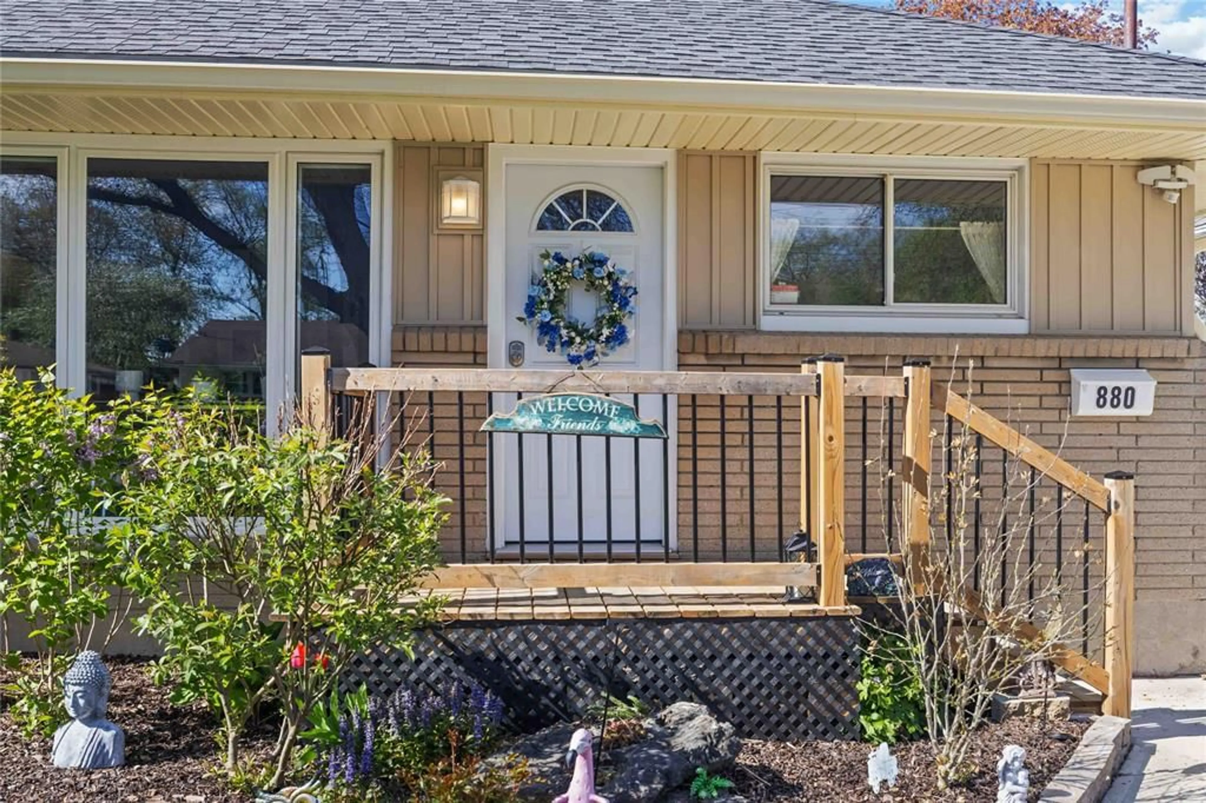 Indoor entryway for 880 Devine St, Sarnia Ontario N7T 1X5