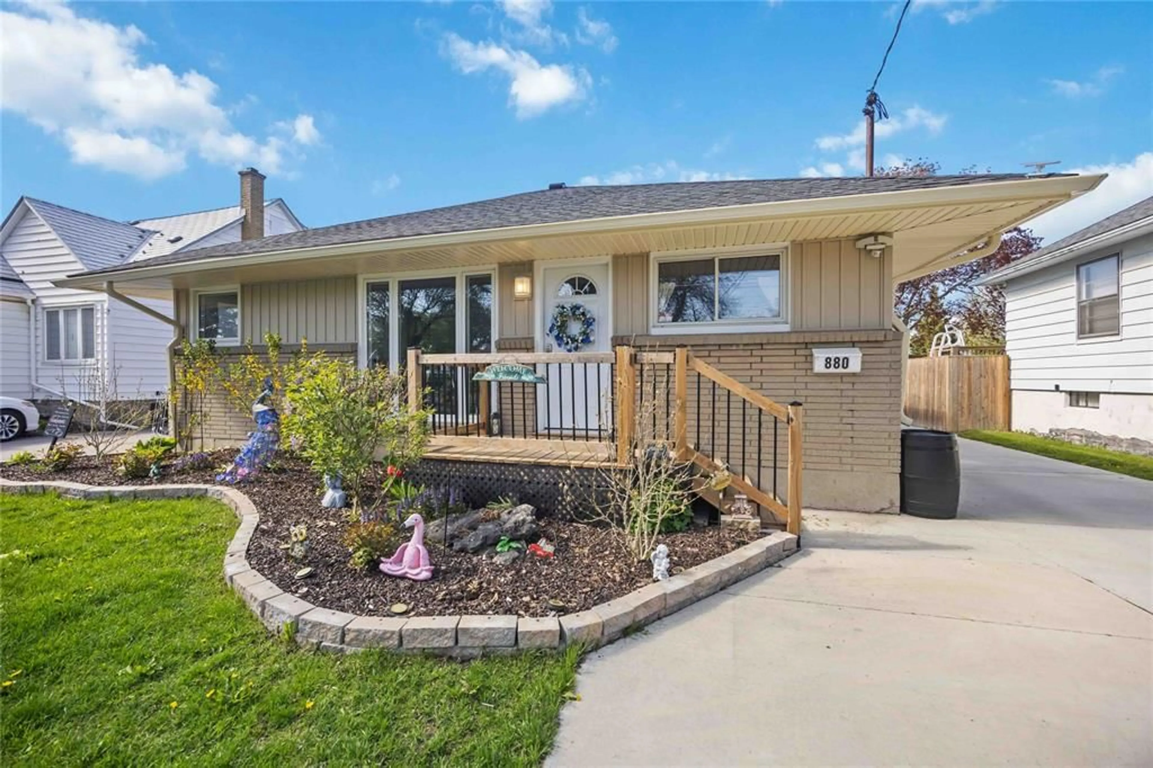 Home with vinyl exterior material, street for 880 Devine St, Sarnia Ontario N7T 1X5